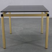 Table basse italienne des années 1970 avec finition en laiton et plateau en verre fumé