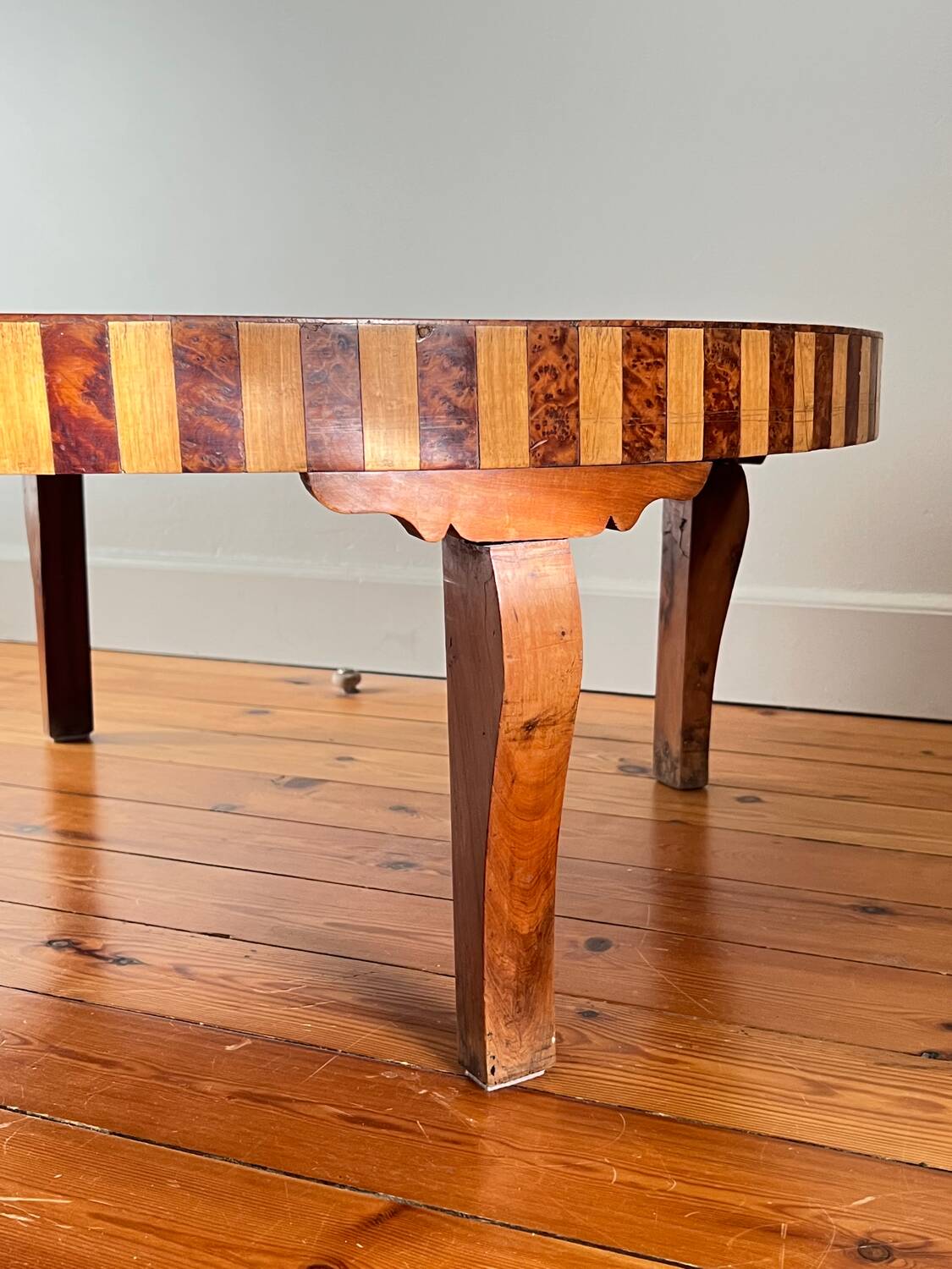 Round coffee table in Elm Burl, Art Deco decorative work - Year 1941