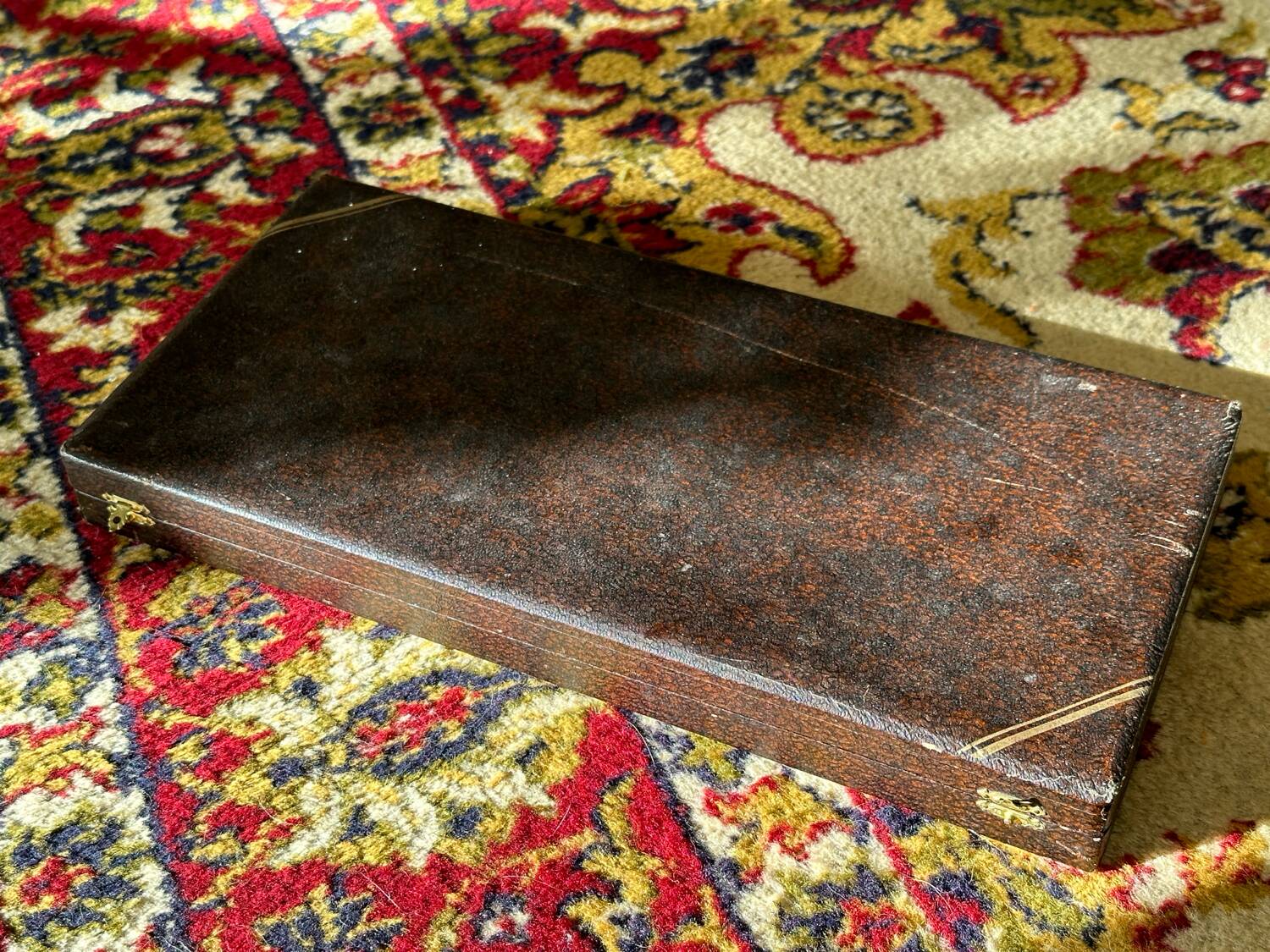 The patterned dessert cutlery box.