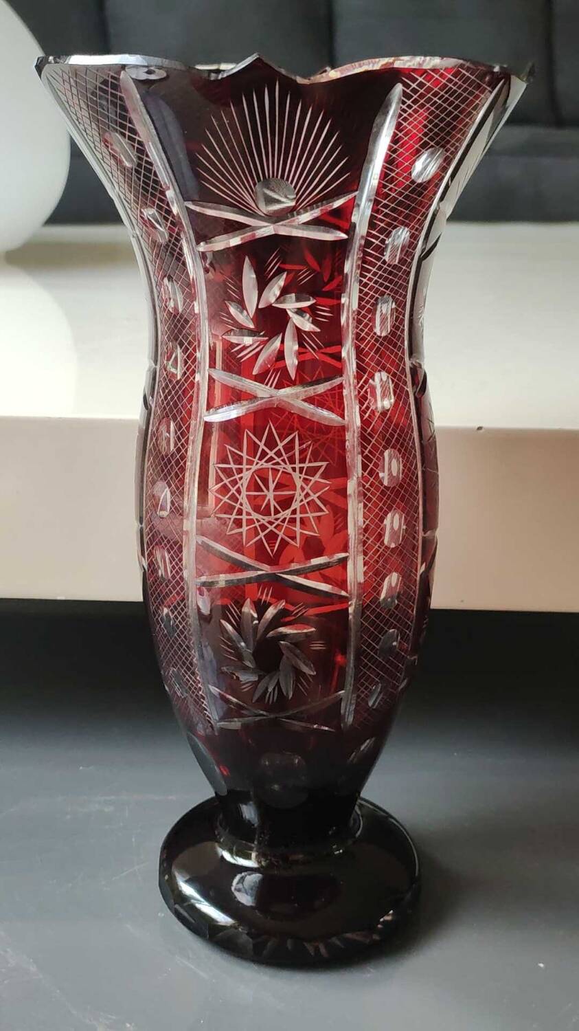 Large vase in hand-cut Bohemian crystal. Deep ruby red. Roemer style. Dim 29 x 14.5 cm