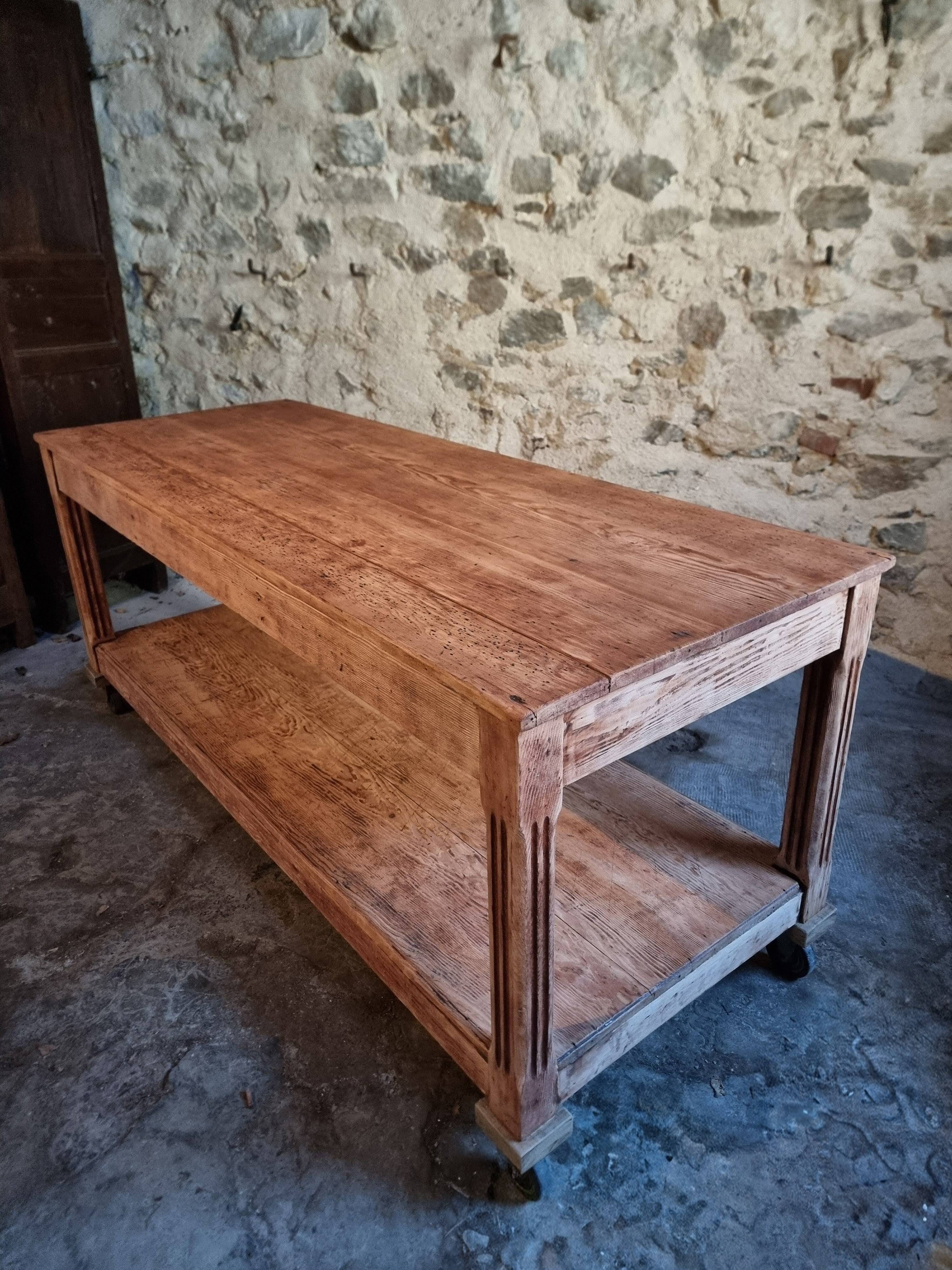 French antique work table in pitch pine – large workshop / draper's table, early 20th century