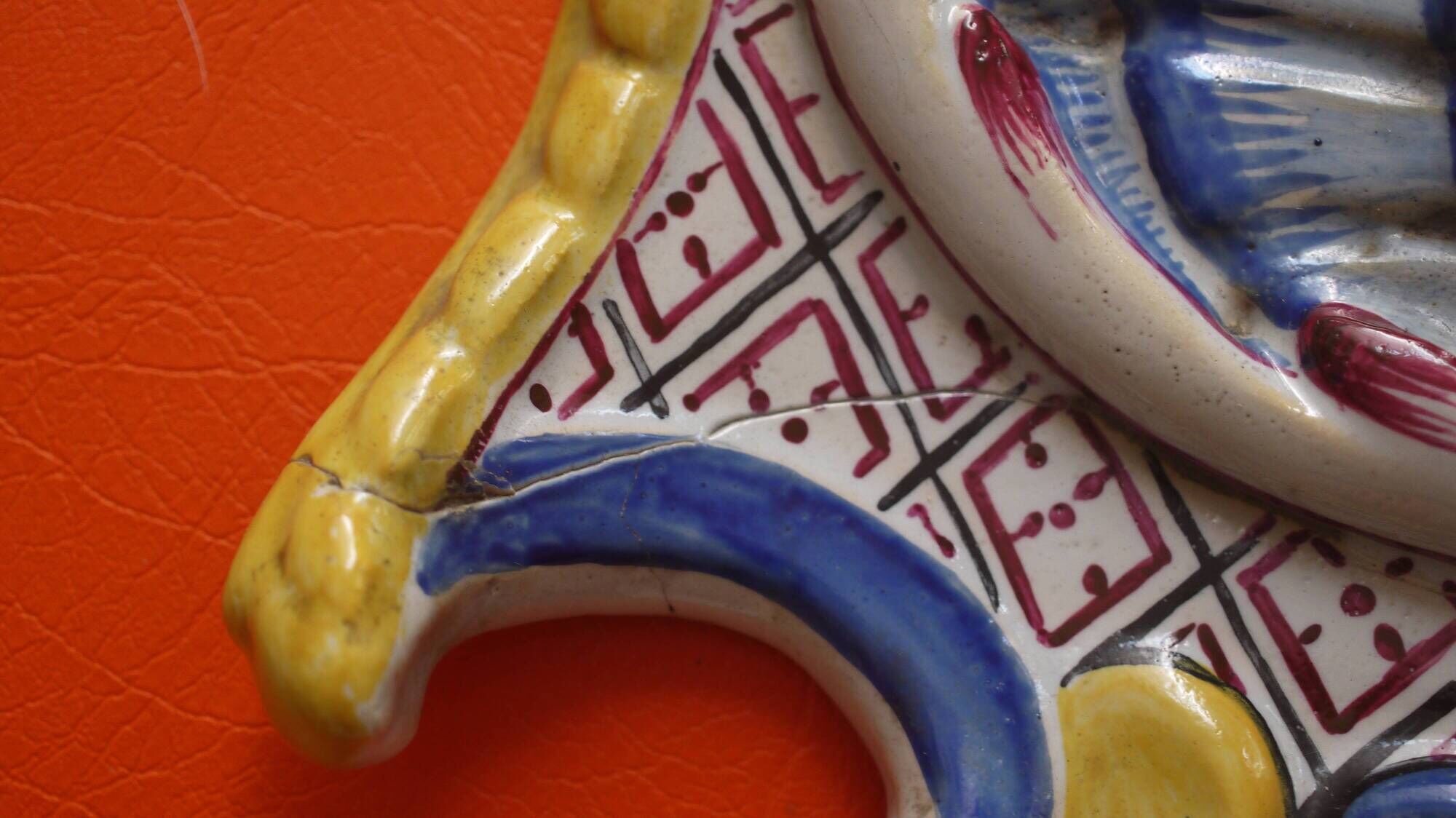 Ceiling light or rosette in enamelled ceramic from the end of the 19th century.