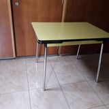 Table en formica jaune vintage