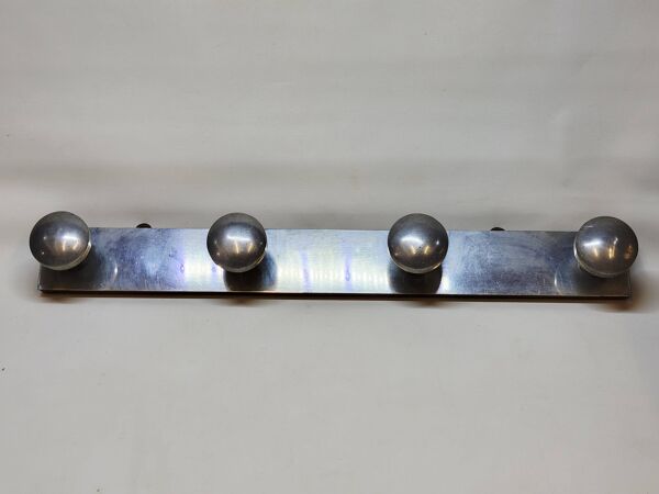 Porte manteau rétro vintage 4 patères en aluminium sur structure en bois