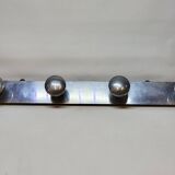 Porte manteau rétro vintage 4 patères en aluminium sur structure en bois