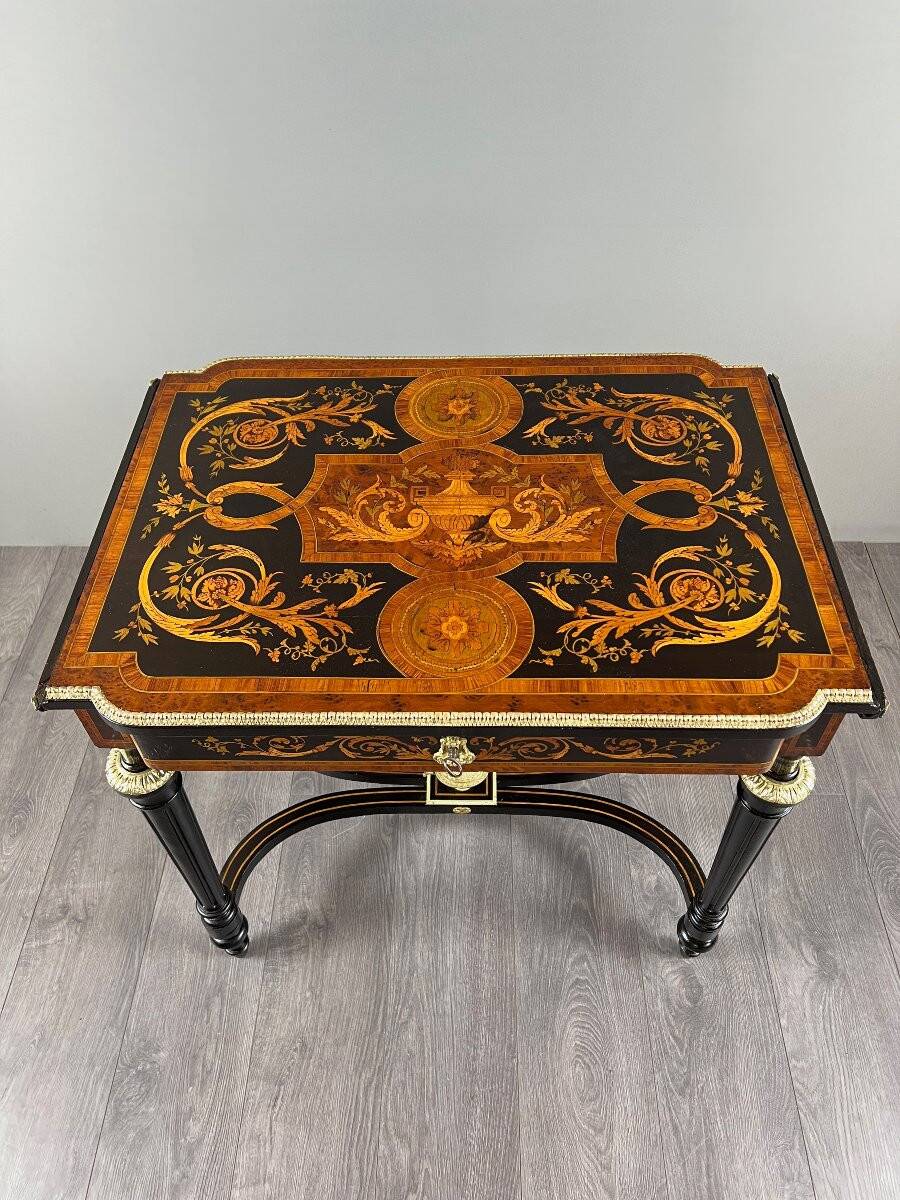 Writing table in Napoléon III style with marquetry and gilded bronzes, 19th century.