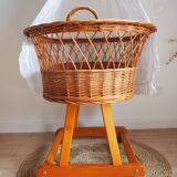 Rattan cradle with wheels