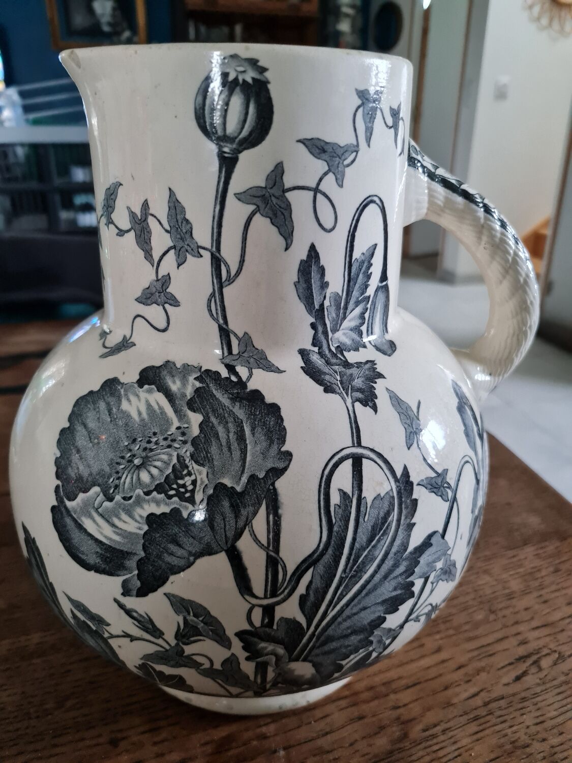 Broc de toilette en terre de fer Longchamp Pavots bleu-gris Fin XIXe