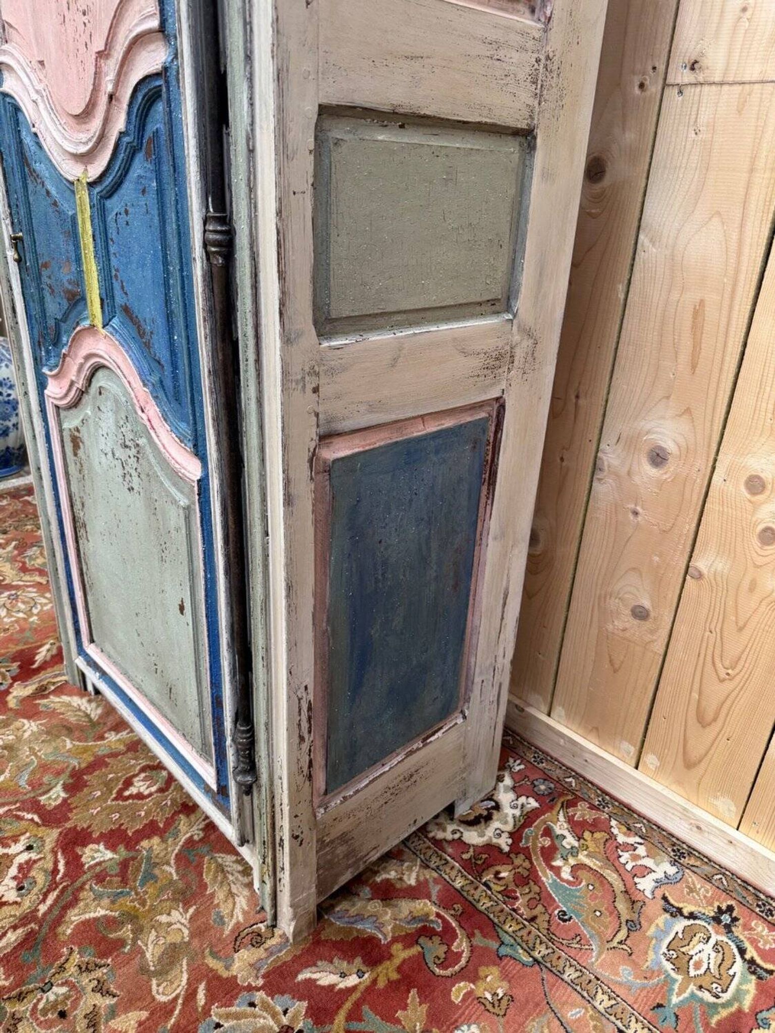 Bonnetière with a single door – Polychrome solid oak