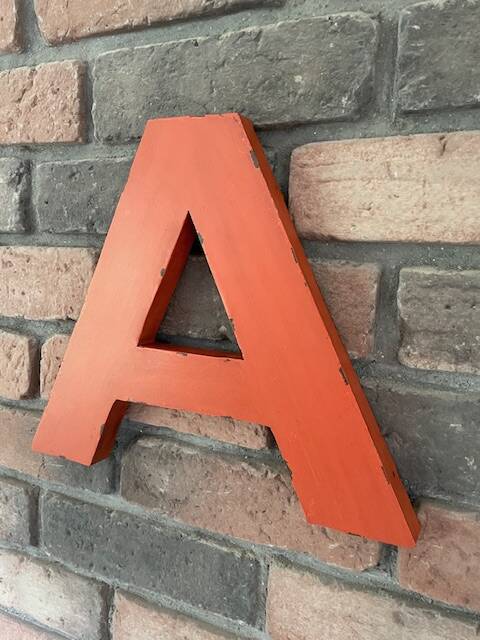 lettre "A" d'enseigne vintage en métal