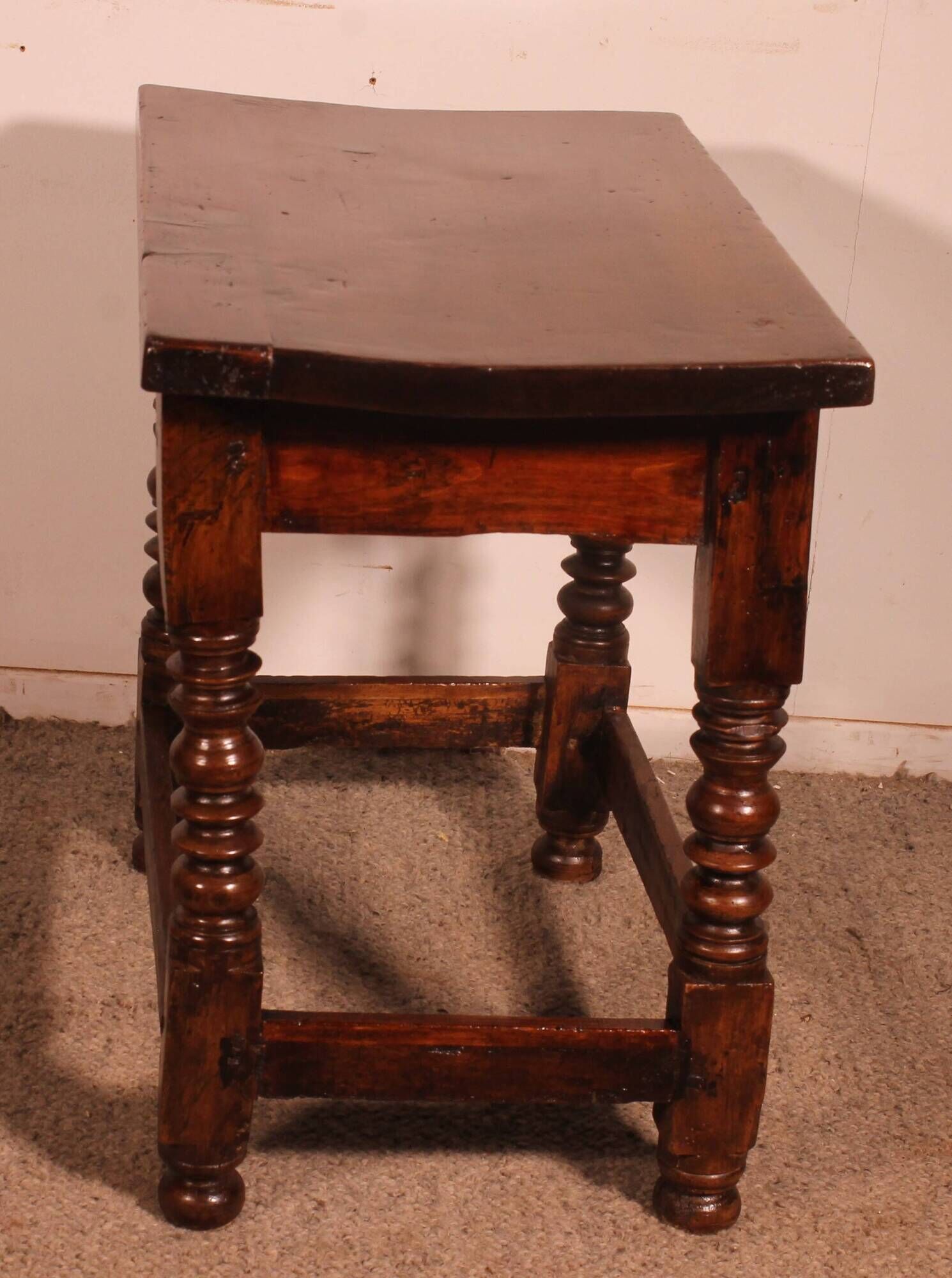 Spanish table from the 17th century in walnut.