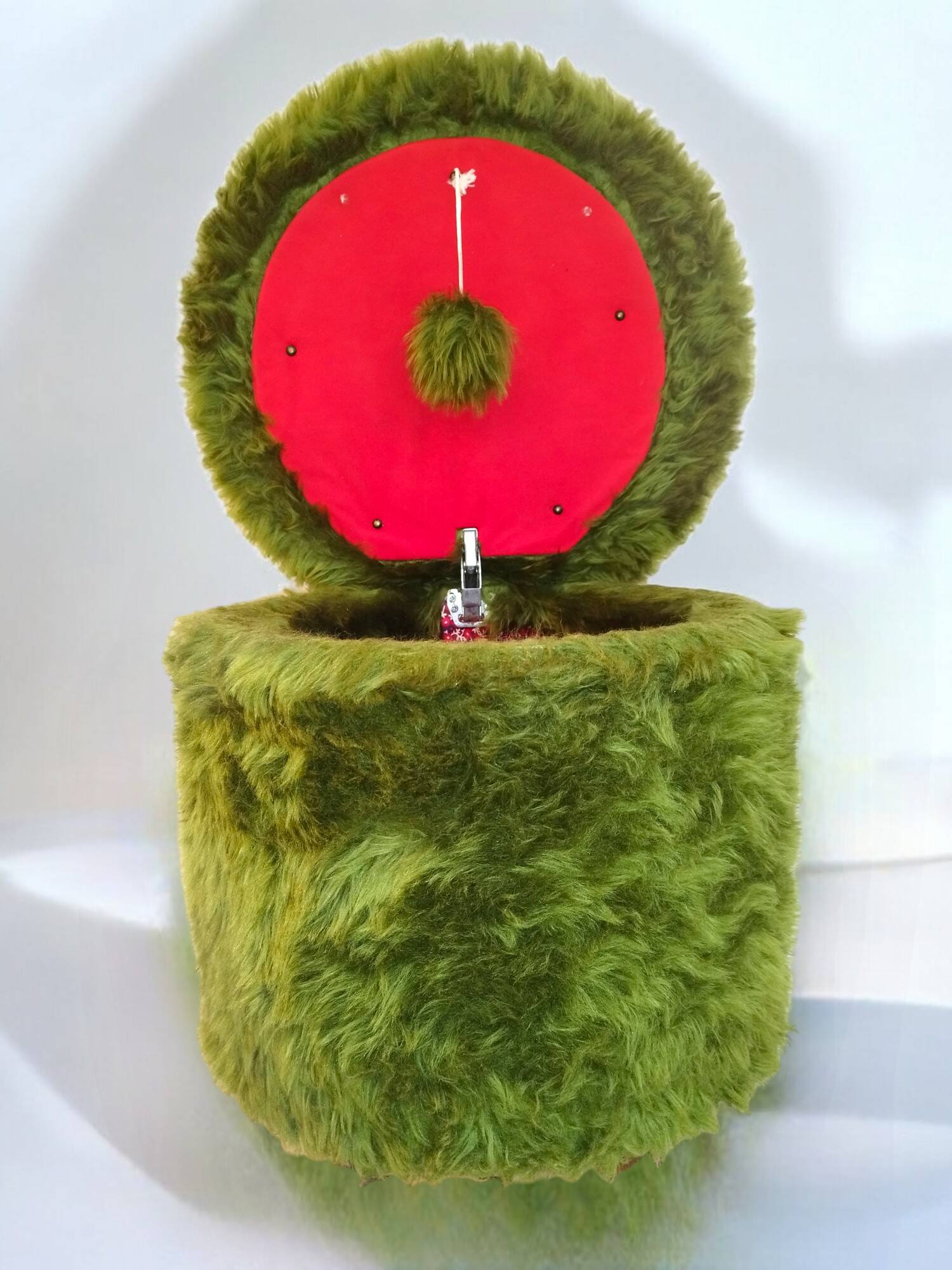 Hairy storage pouf