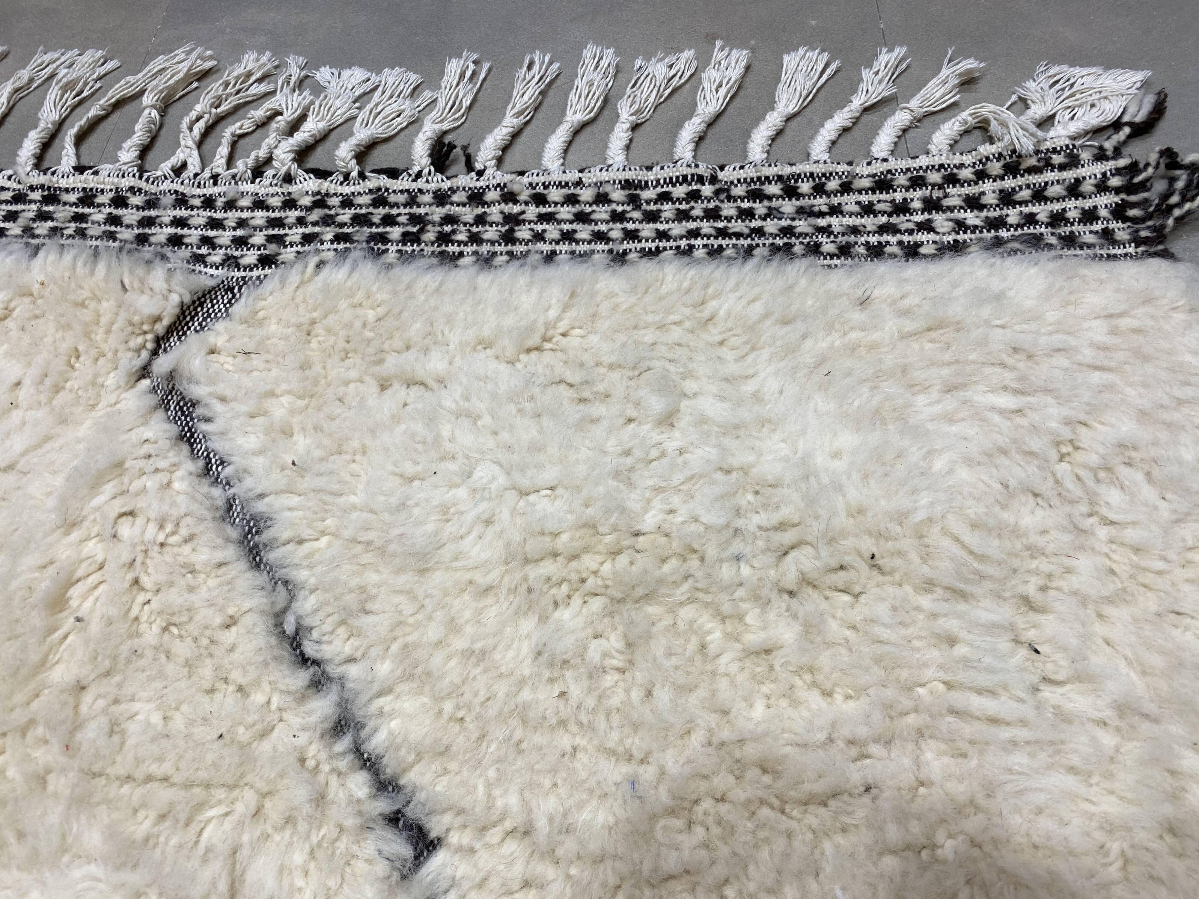 White embossed wool rug 123x165cm