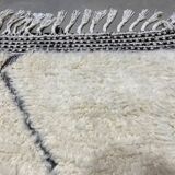 White embossed wool rug 123x165cm