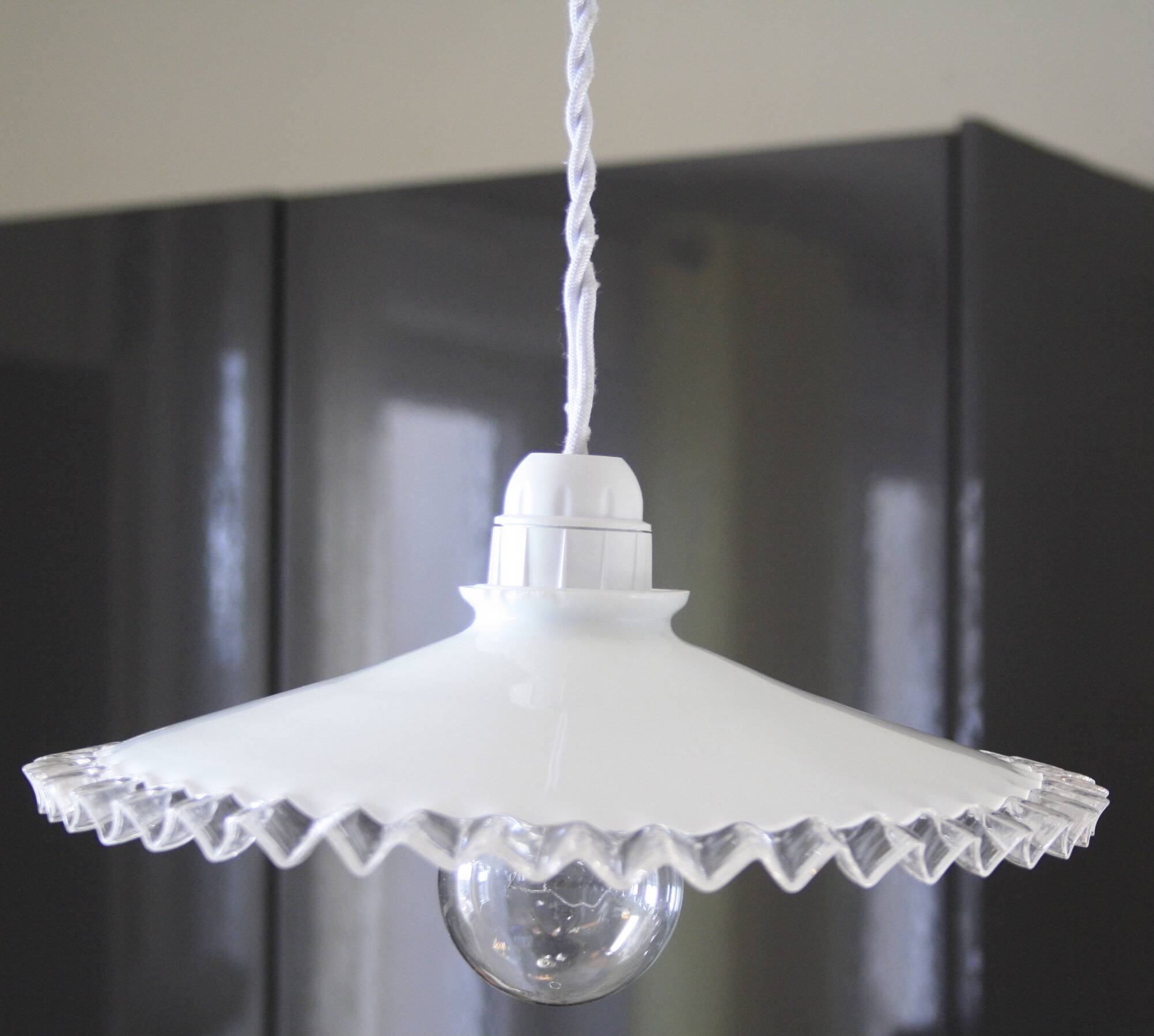Suspension en opaline dentelée