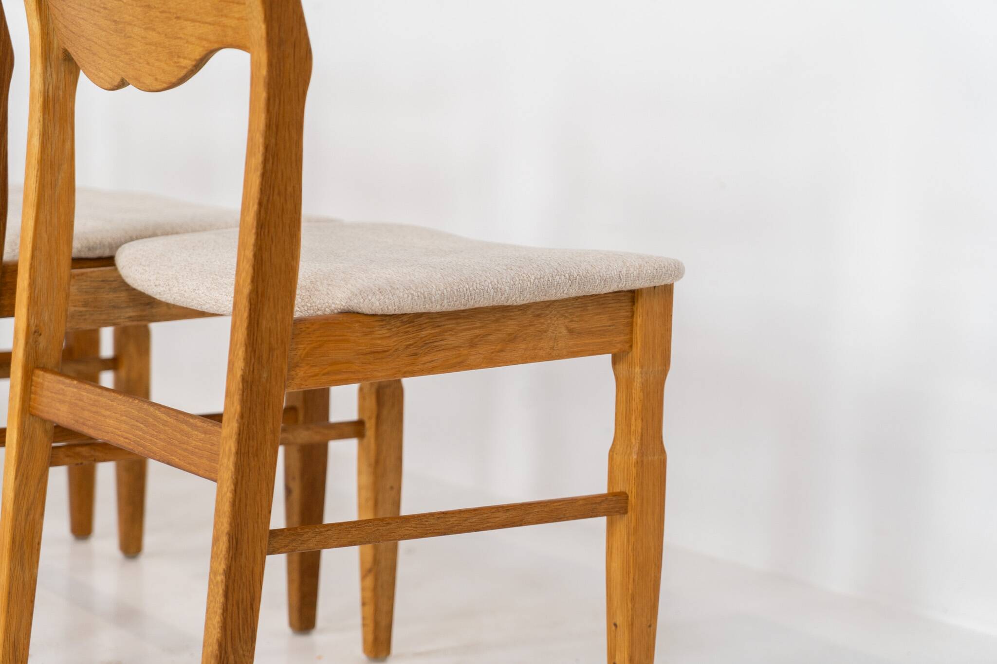 Ensemble de 6 chaises brutalistes en chêne par Henning Kjaernulf
