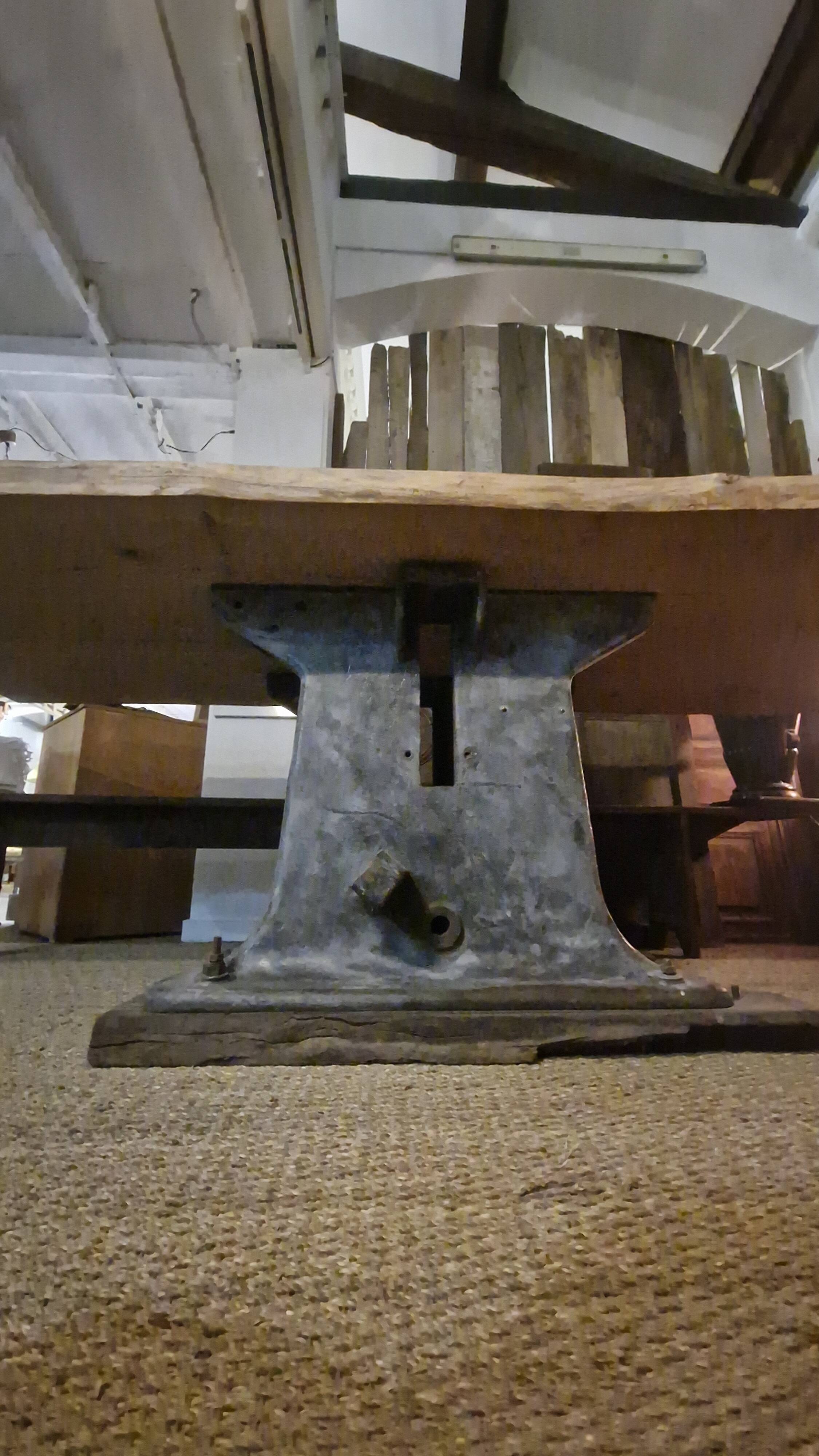 Table création en orme massif et machine industrielle