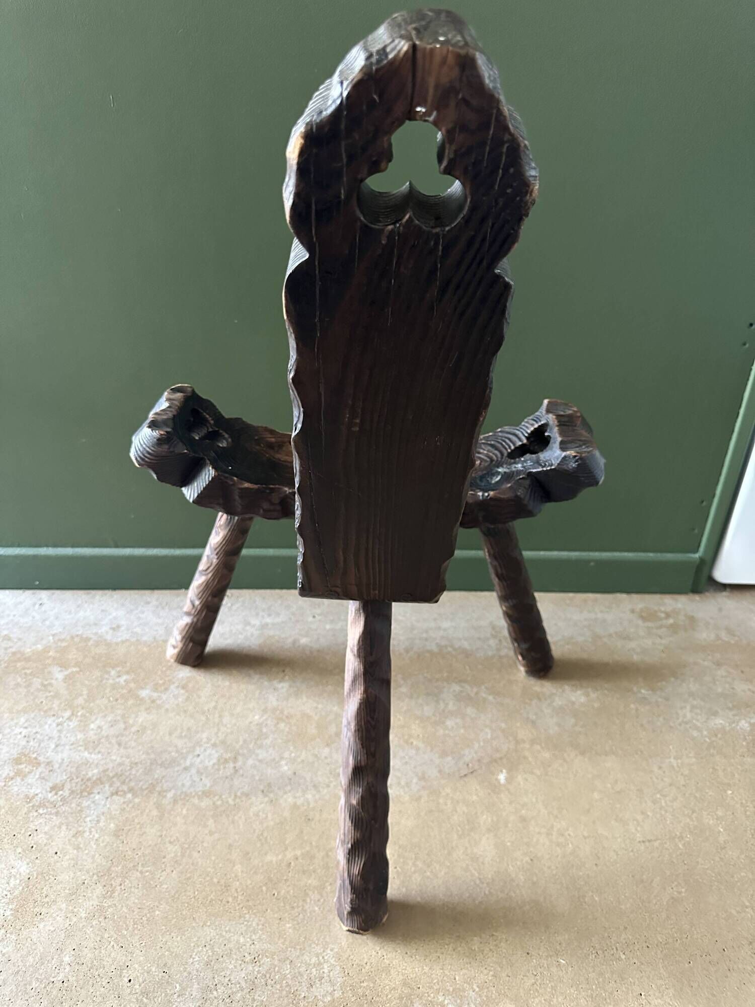 Chaise tripode brutaliste