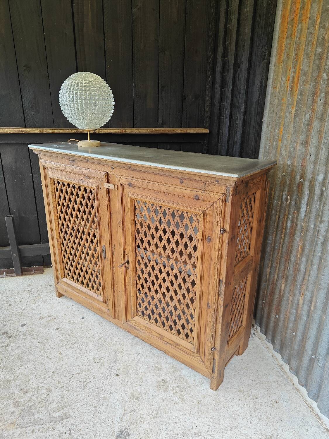 Support buffet in solid pine, zinc top, late 19th century.