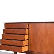 Buffet en teck du milieu du siècle par Fredrik A. Kayser, Norvège, années 1960.