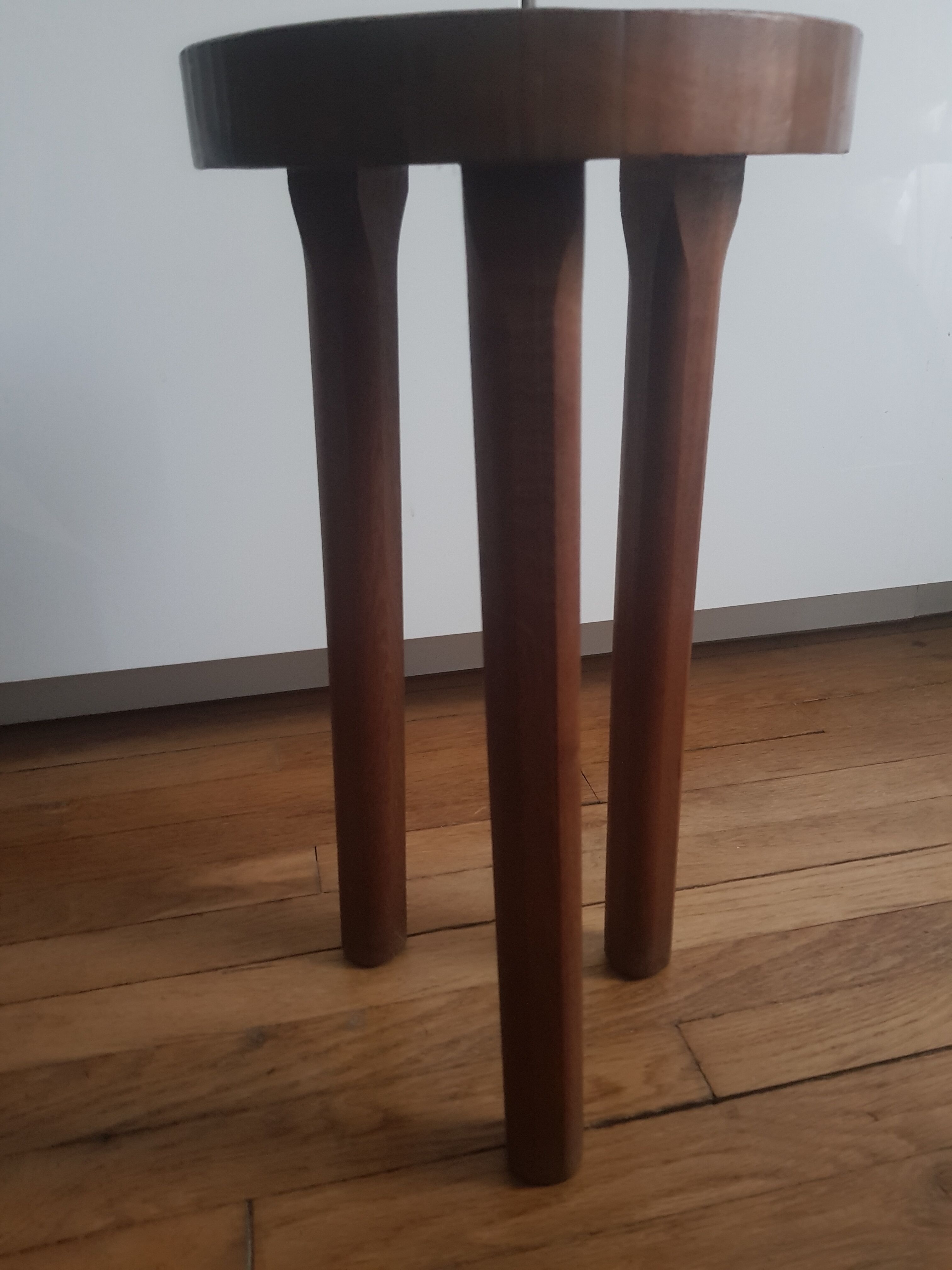 Wooden milking tabpuret