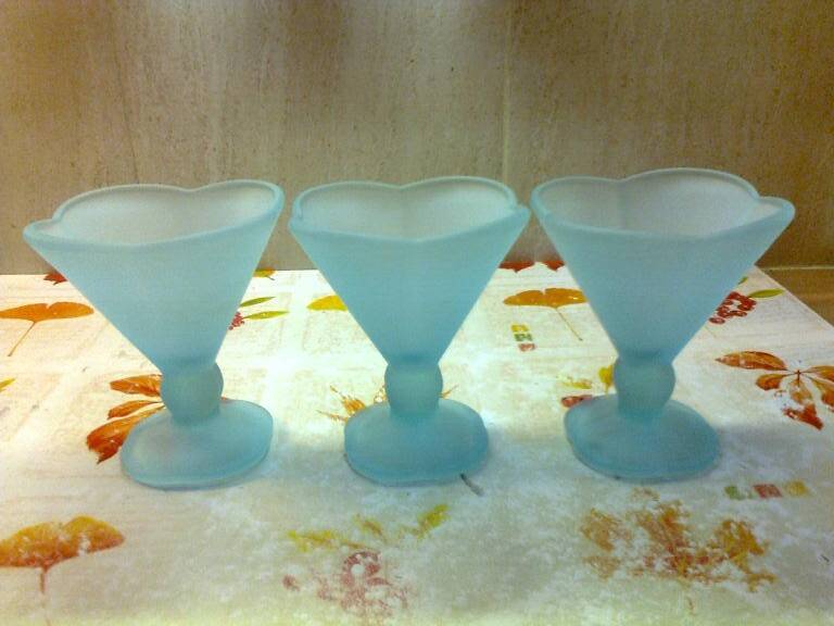 set of 3 ice cream / dessert cups, on foot, frosted blue-green glass