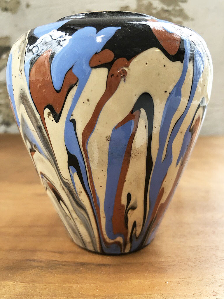 Vase dripping in varnished earth