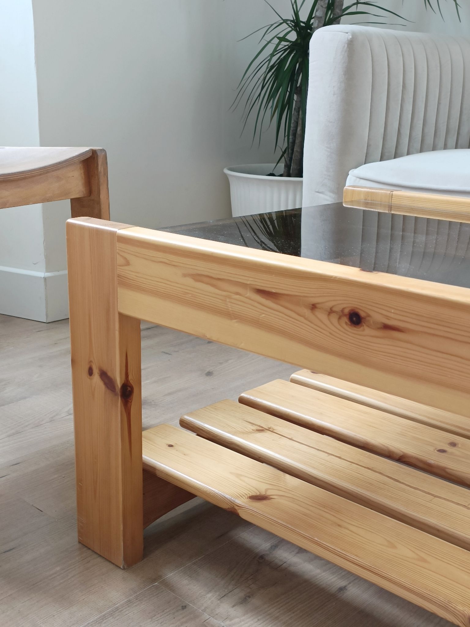 Table basse vintage en pin et verre fumé, 1970-1980