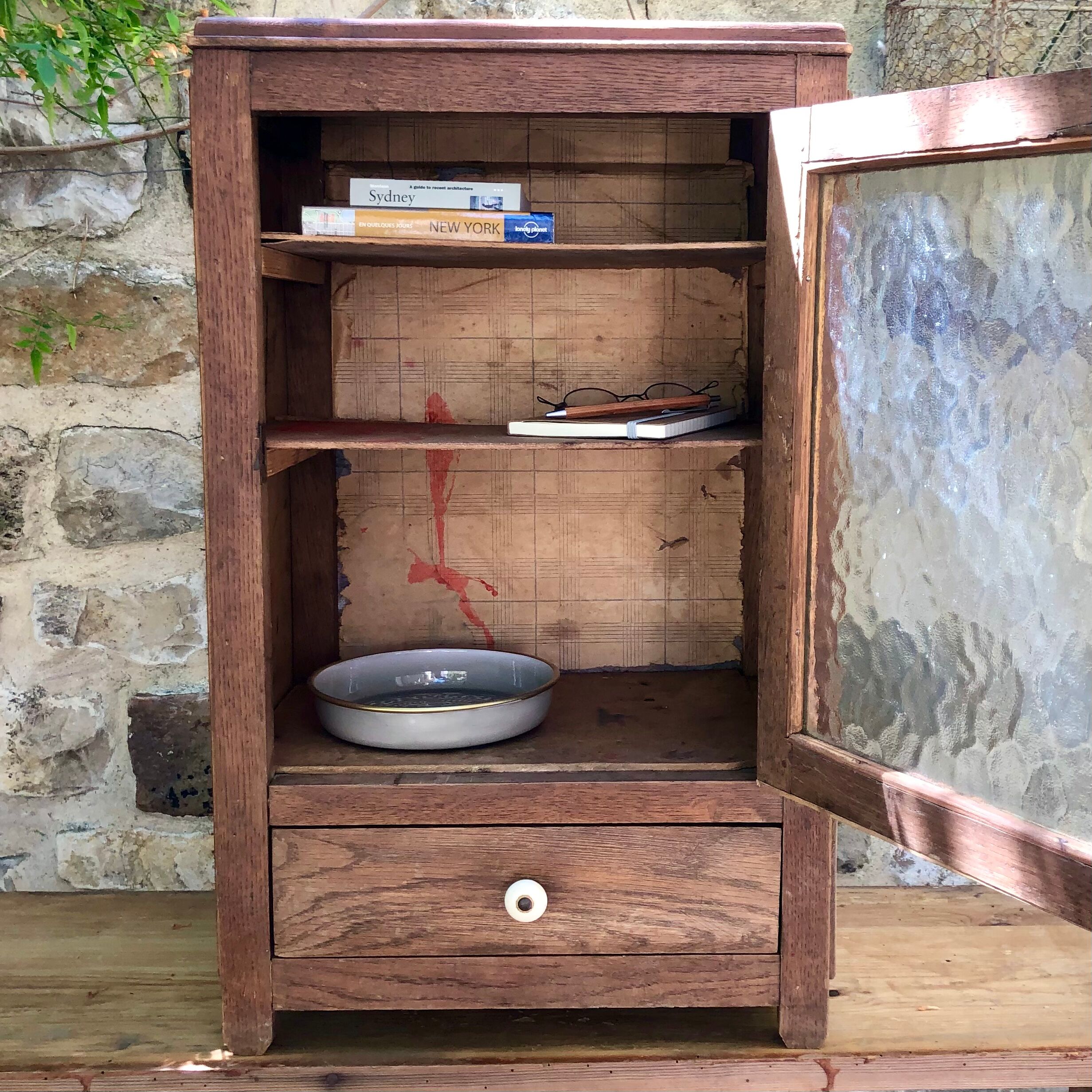 Glass cabinet to put down