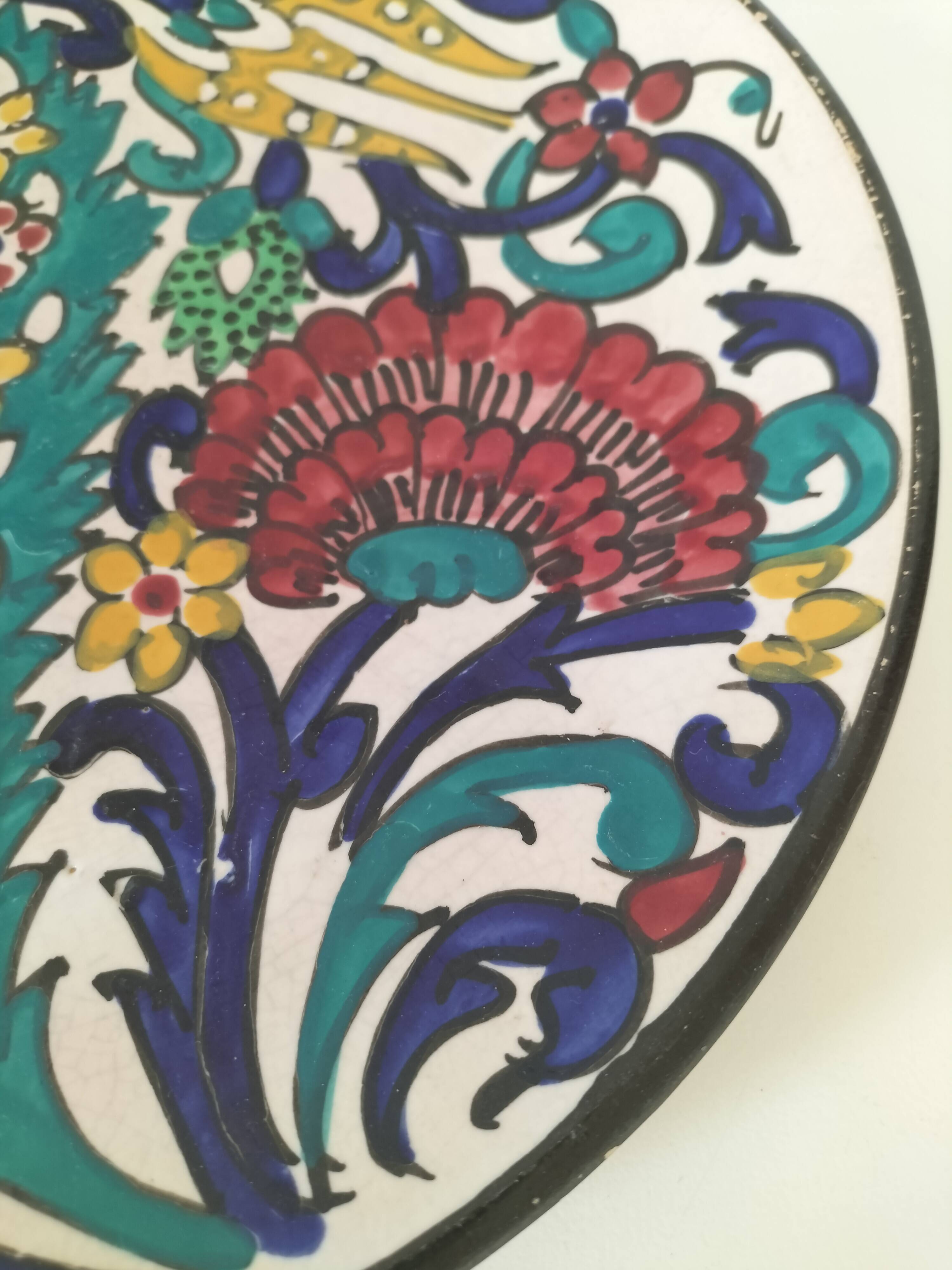 Decorated ceramic plate