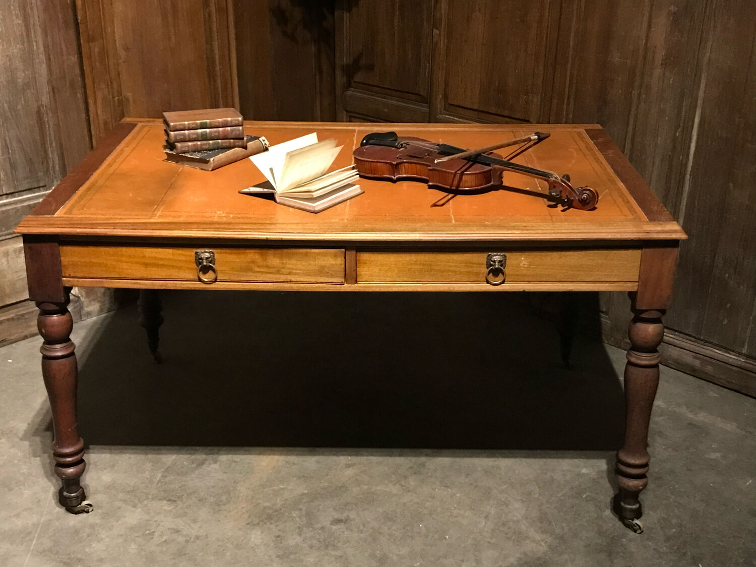 English desk table