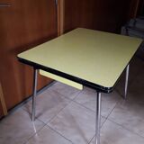Table en formica jaune vintage