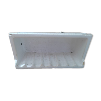 Wall-mounted soap holder in porcelain