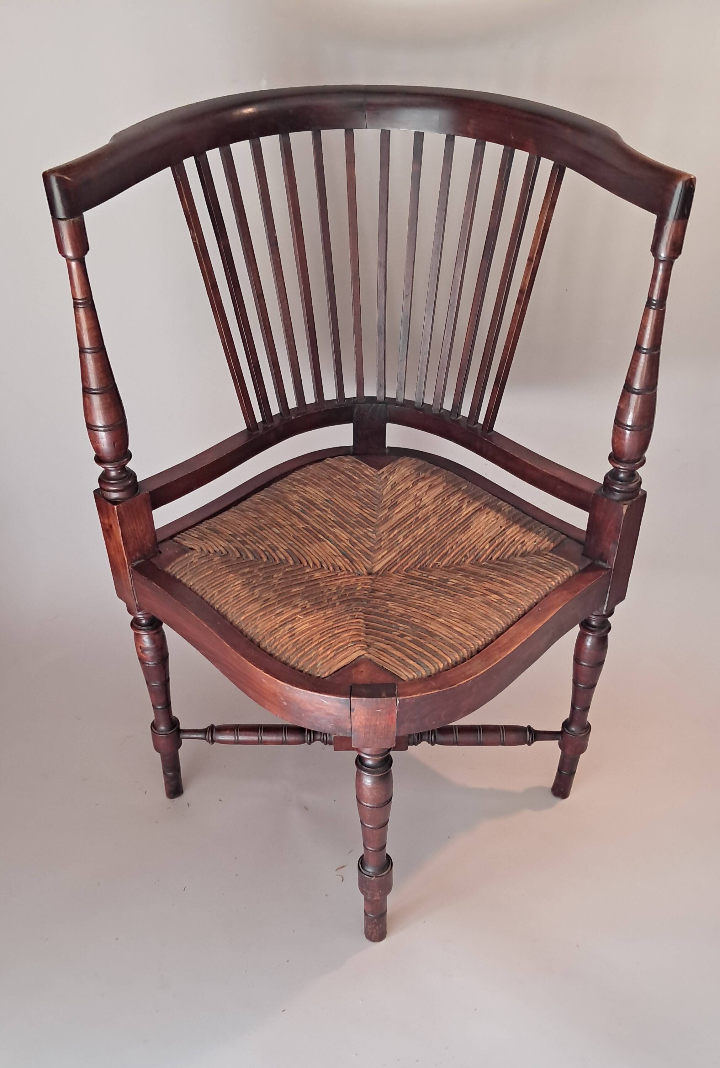 Paire de fauteuils d'angle paillés Jungerstil en acajou 1900.