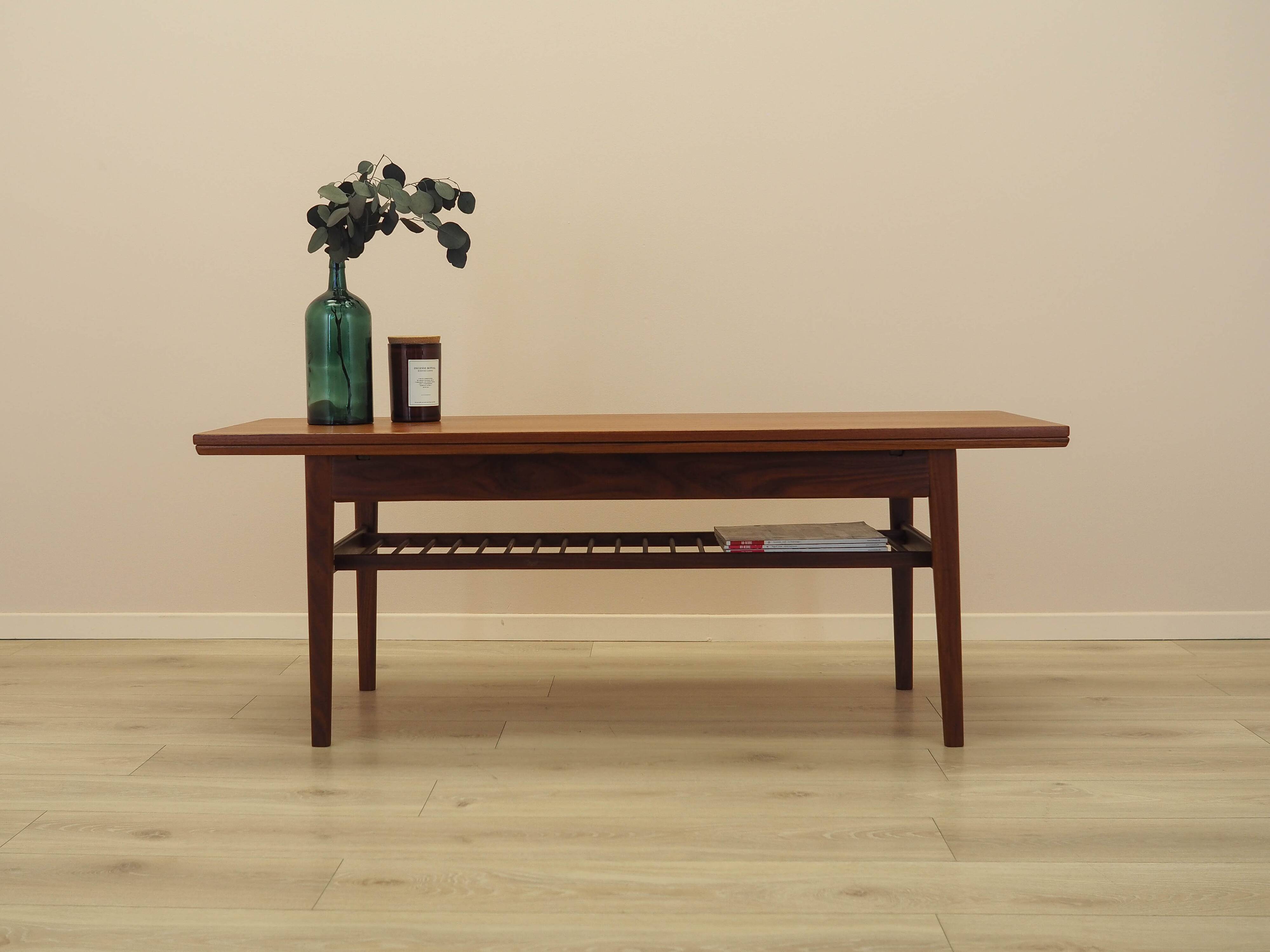 Table basse en teck danois avec étagère, années 1960