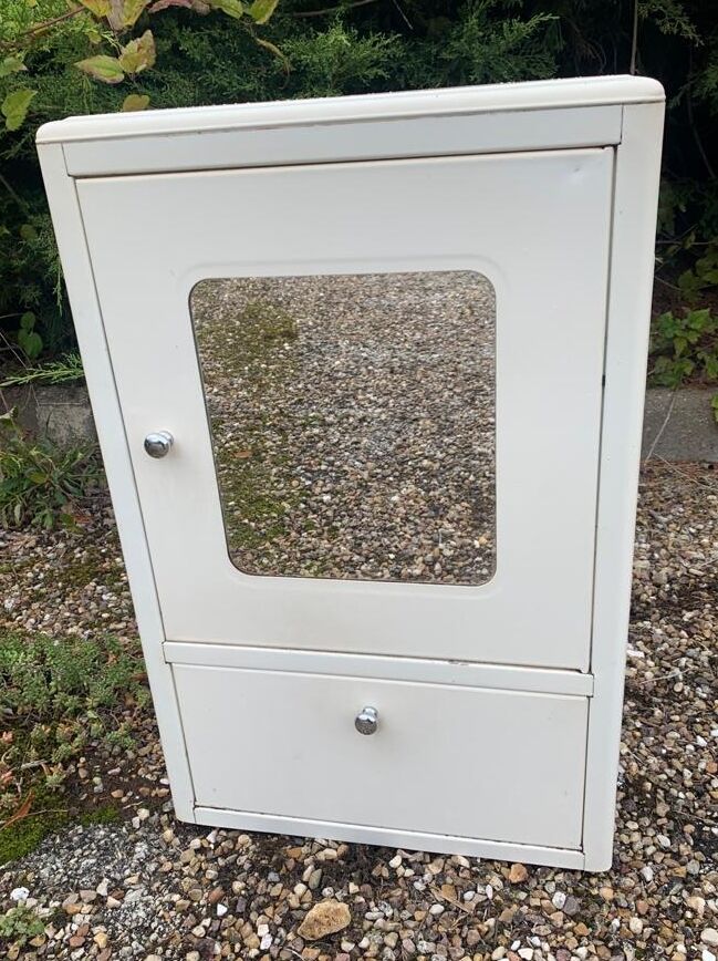Pharmacy cabinet