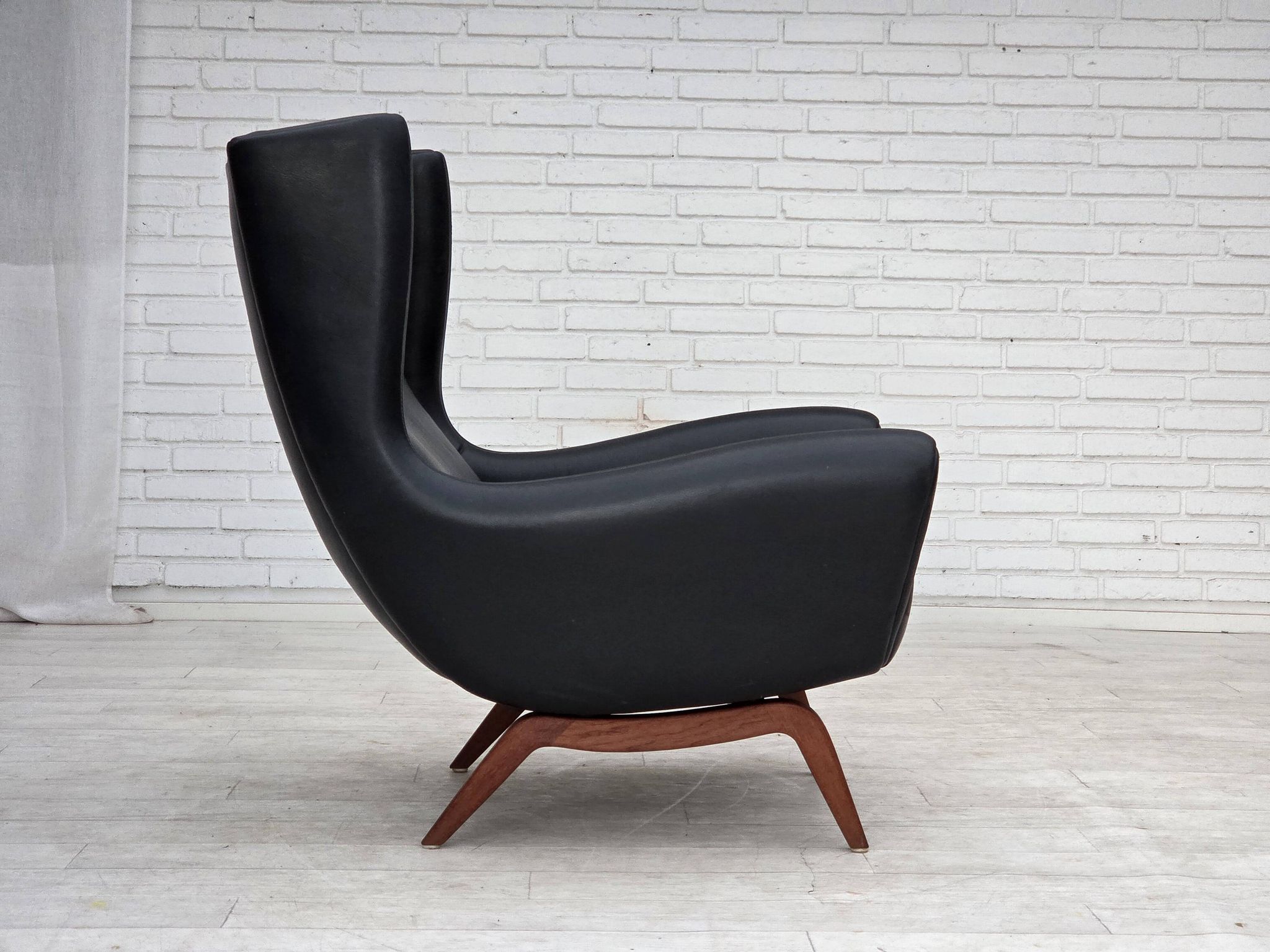 Années 1960, design danois par Illum Wikkelsø, fauteuil, modèle 110, cuir, teck.