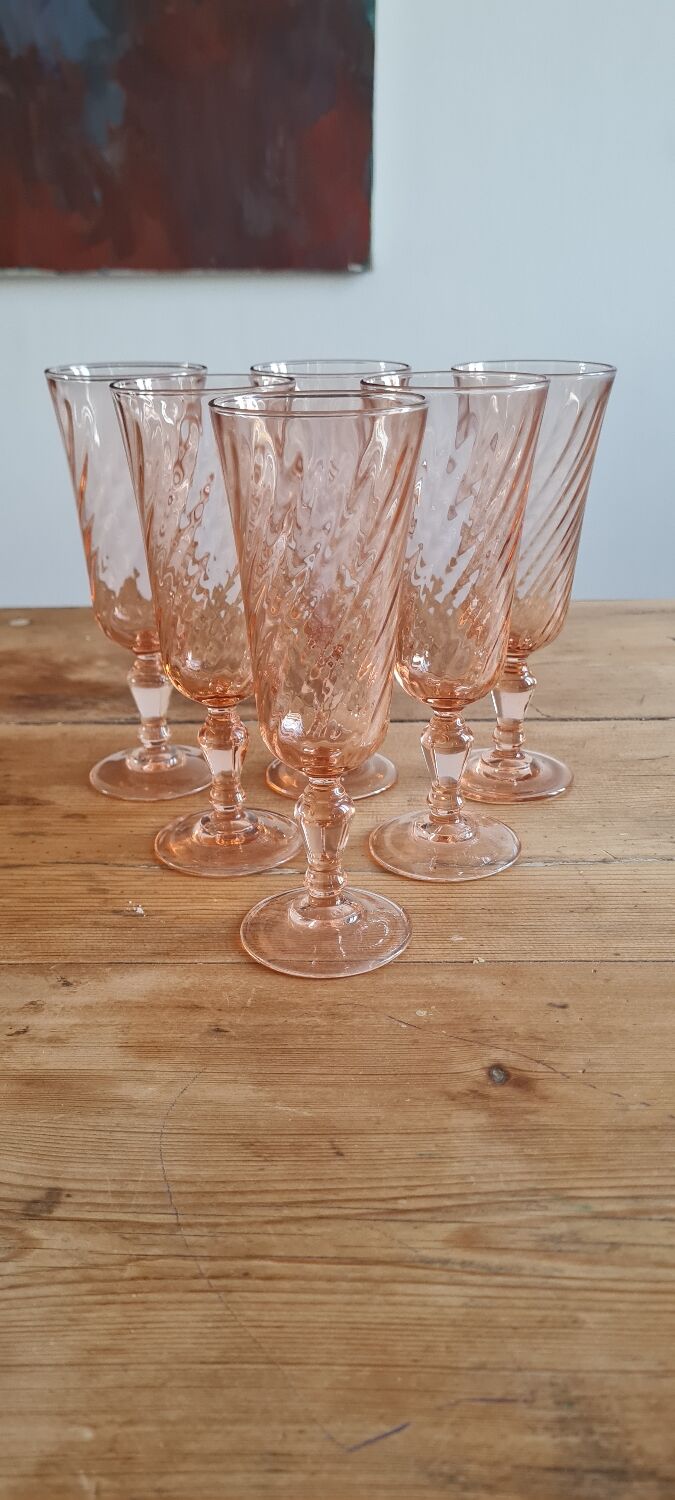 Service of 6 arcopal rosaline flutes