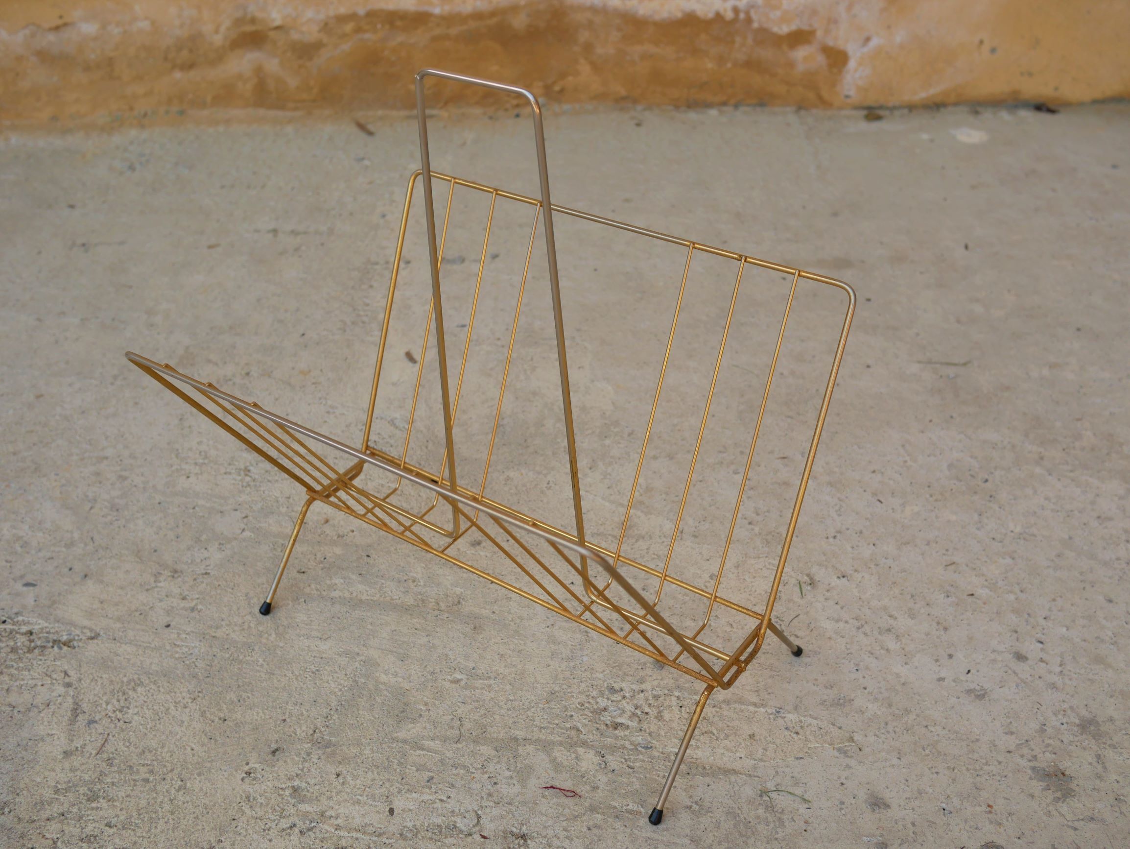 Magazine rack in gilded metal, early 1970s