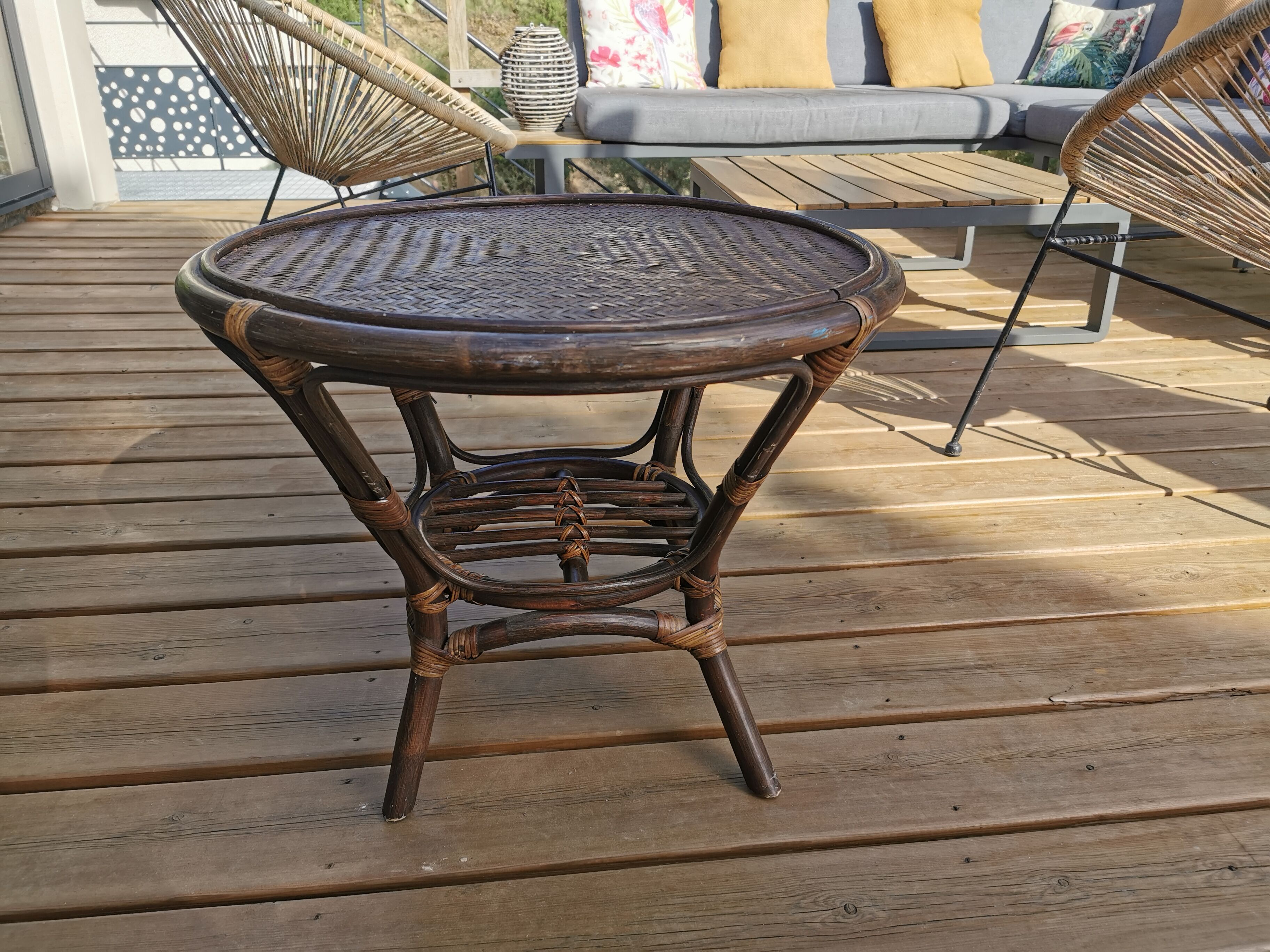 Round vintage coffee table in bombous and rattan