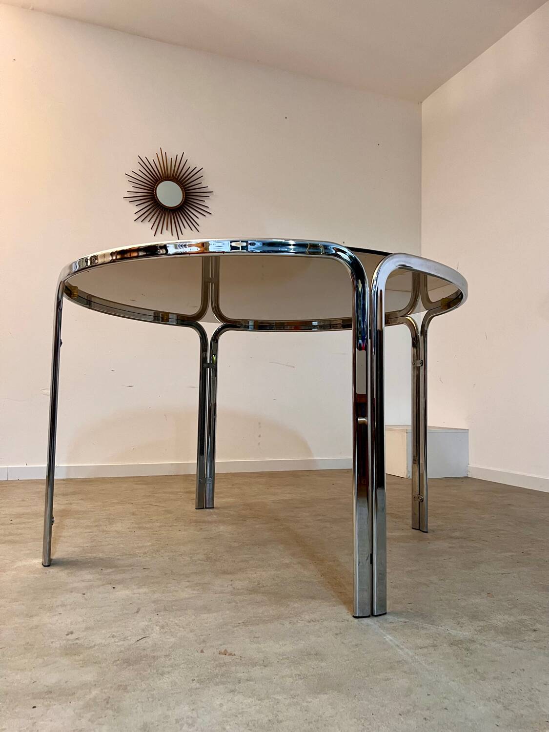 Table ronde vintage tubulaire en métal et verre fumé design année 70