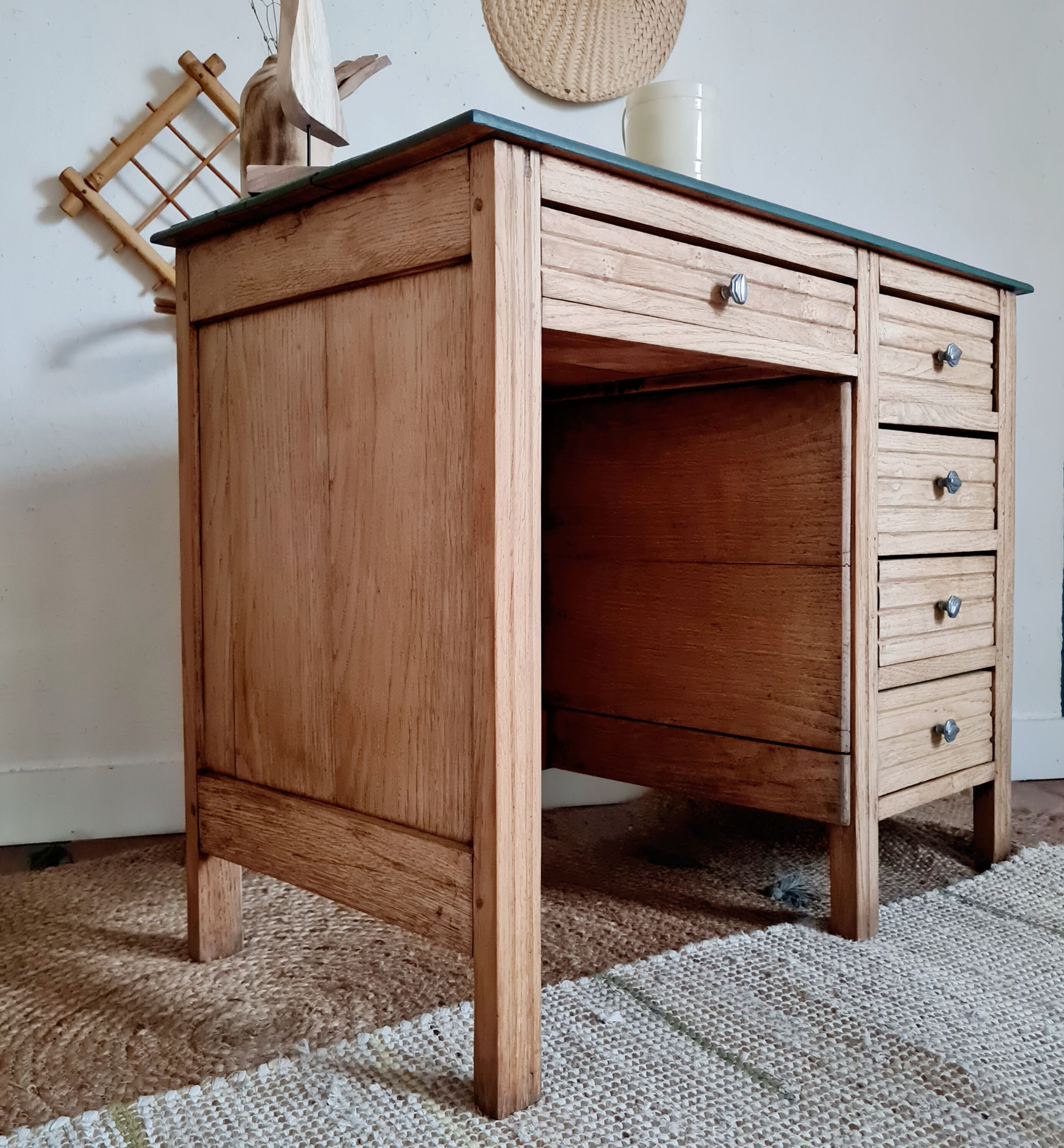 Bureau ancien en bois plateau vert et tiroirs