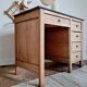 Bureau ancien en bois plateau vert et tiroirs