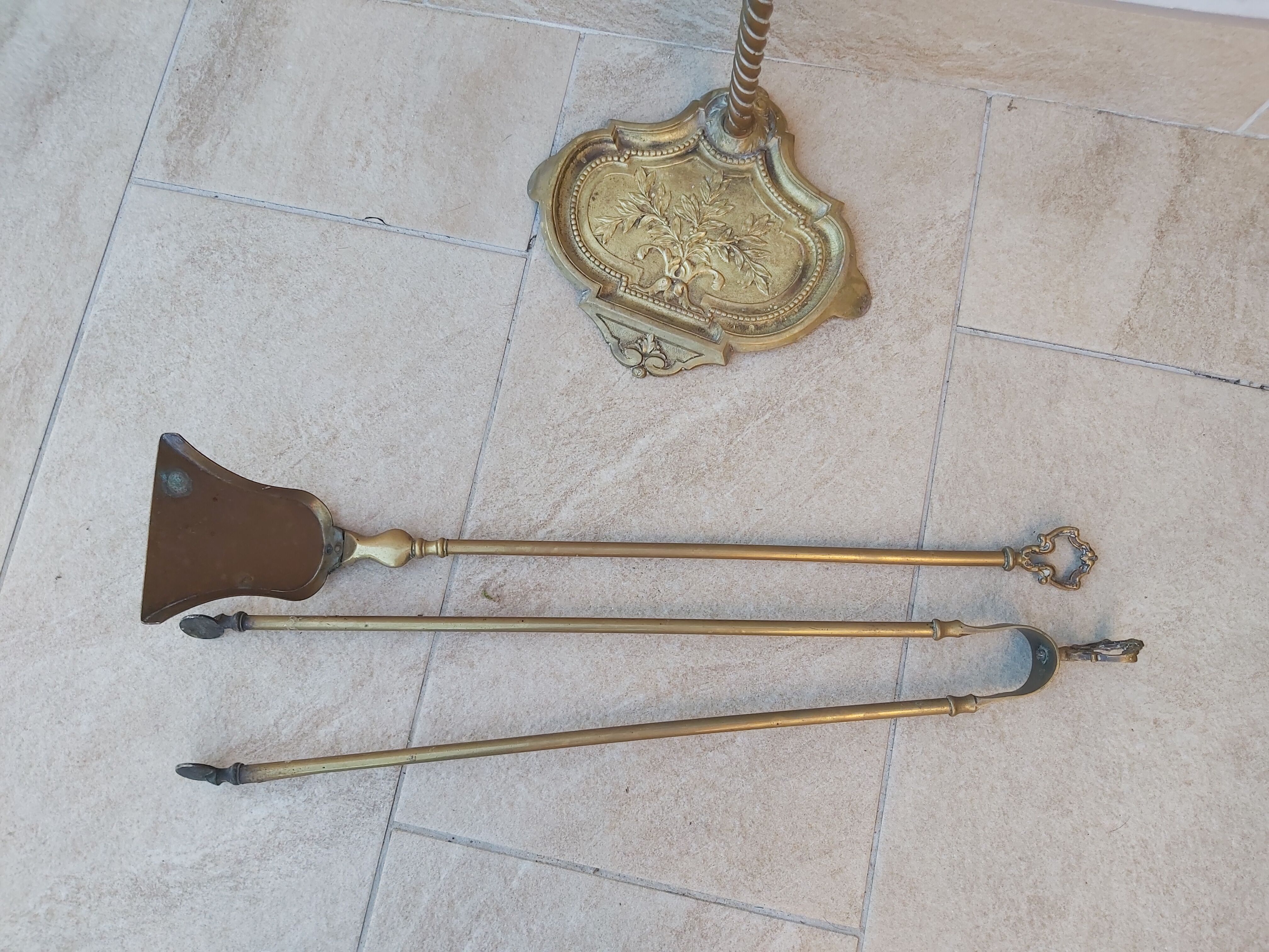 Bronze fireplace servant