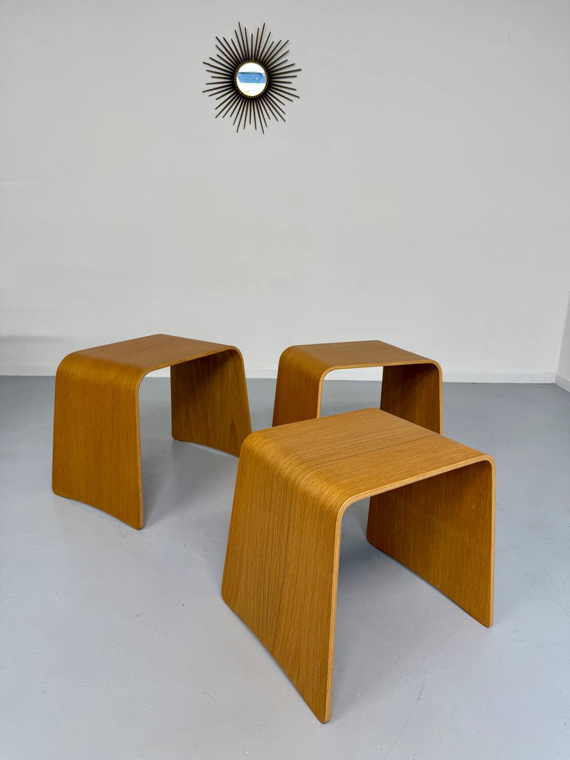 Set of 3 nesting coffee tables in thermoformed wood, 80s design