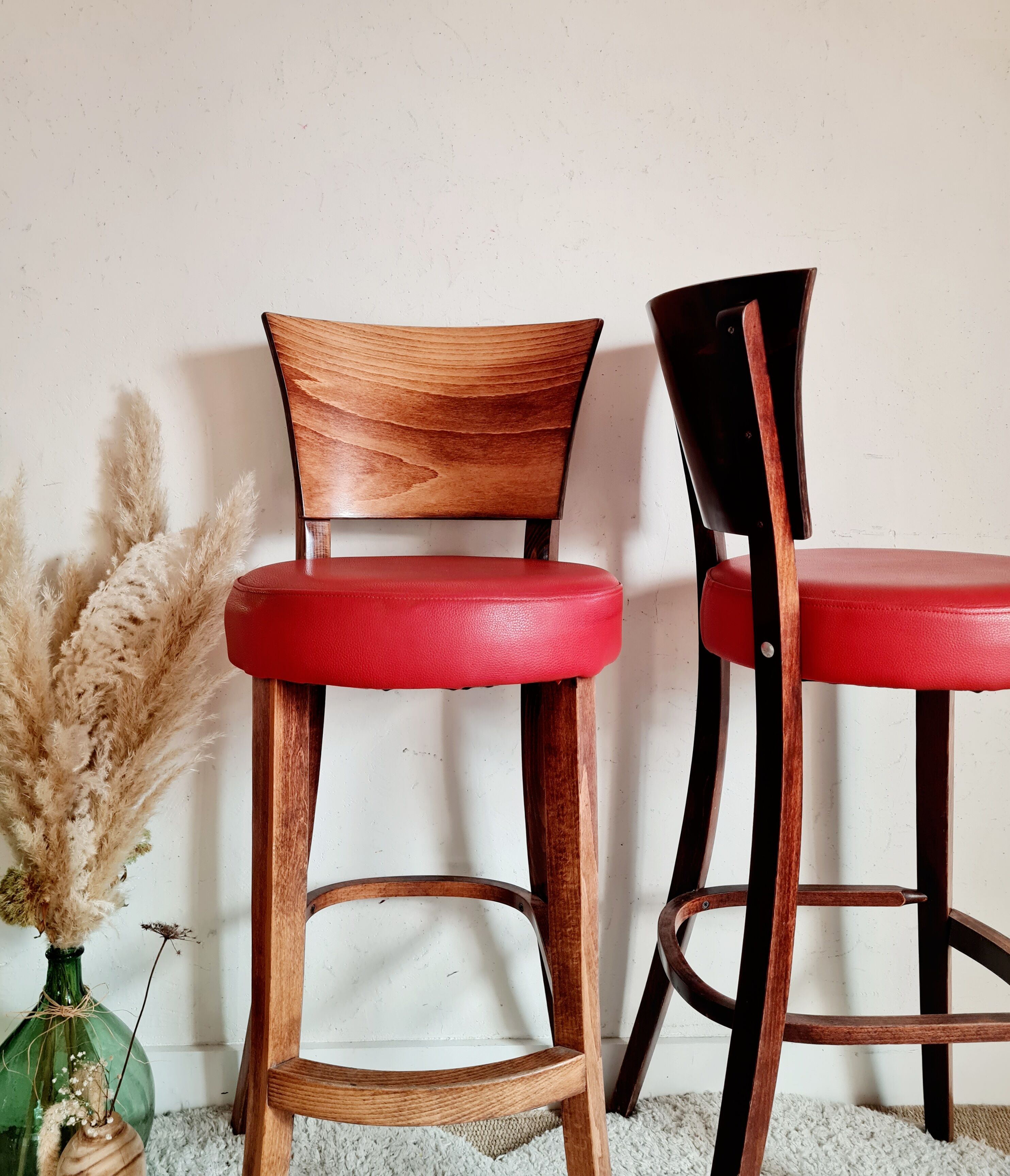Lot of 5 wooden bar top stools and leather seating