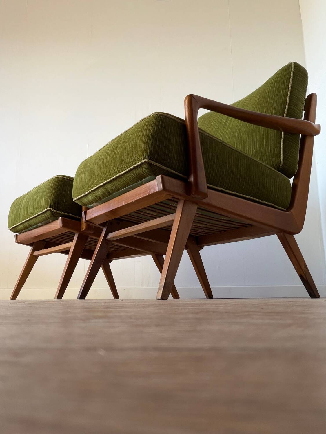 Paire de fauteuils vintage en bois et tissu