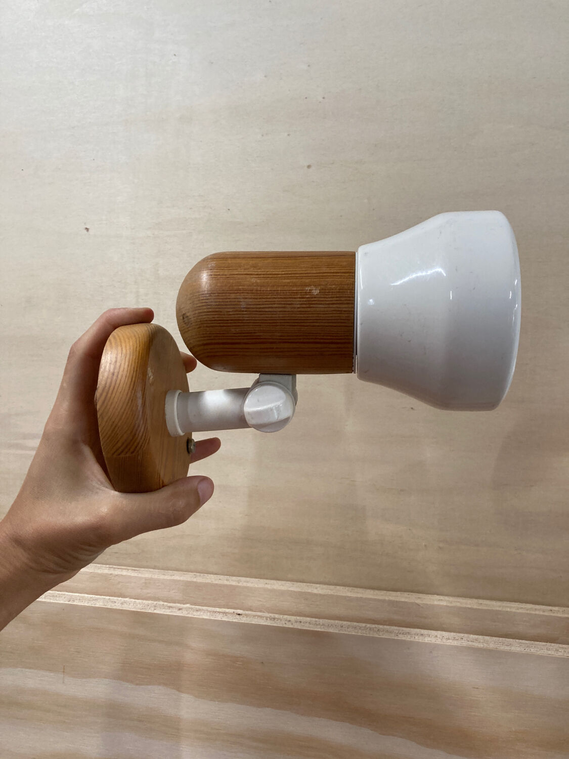 Pair of wall lights in pine and white metal 1980