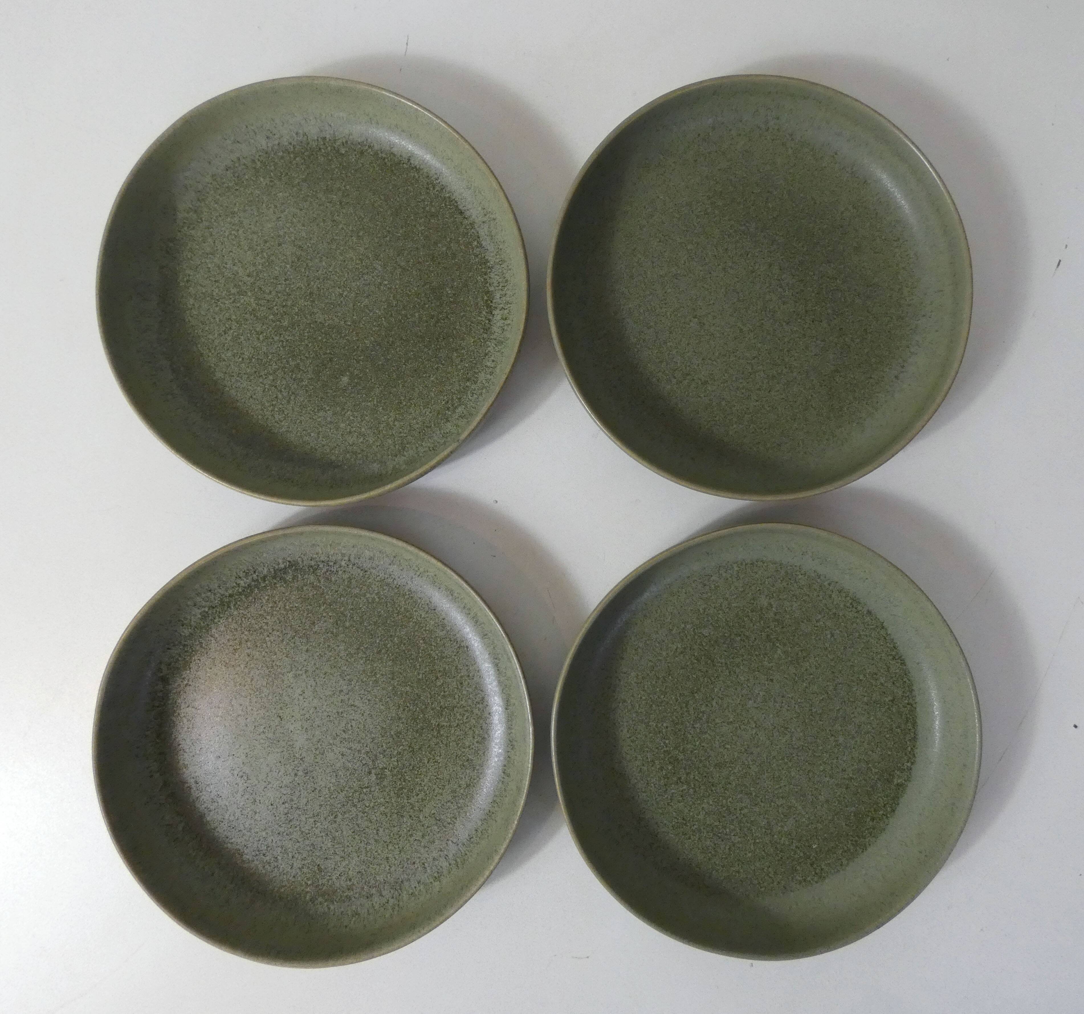 4 stoneware plates with straight edge
