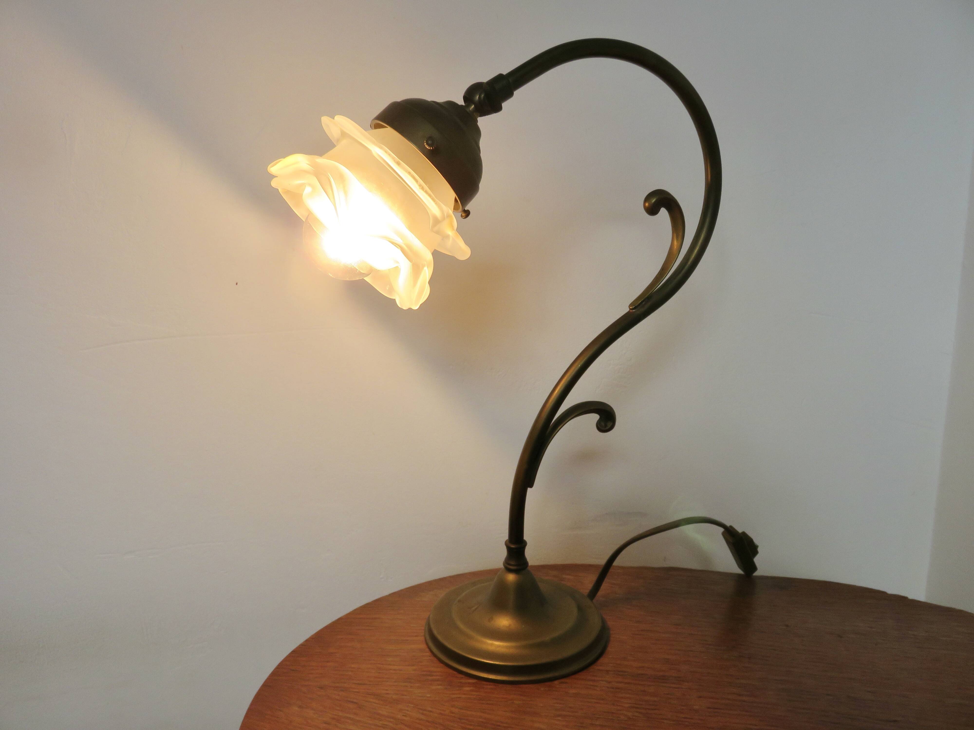 Art Nouveau lamp in brass and frosted glass